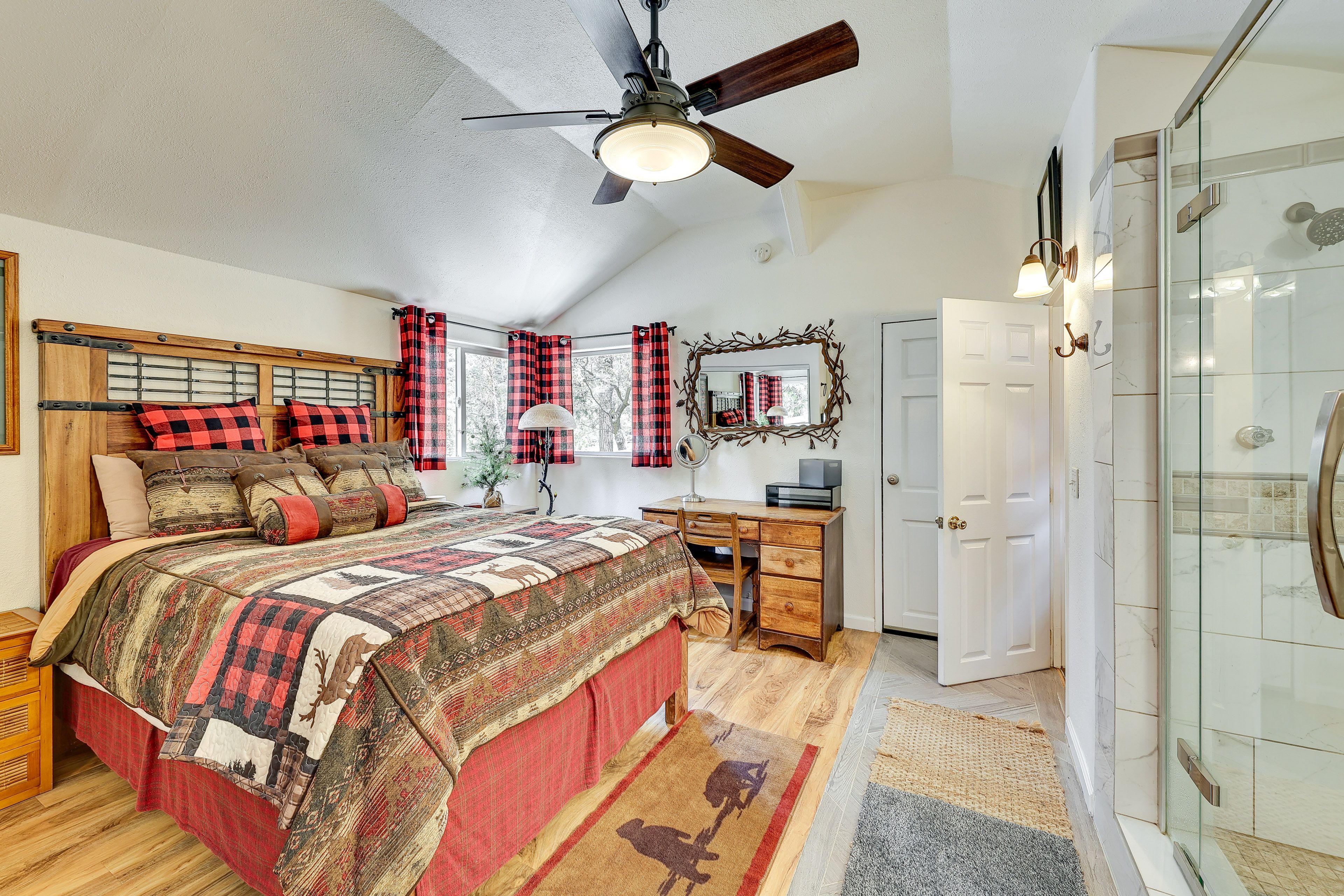 Bedroom 1 | Queen Bed | En-Suite Bathroom