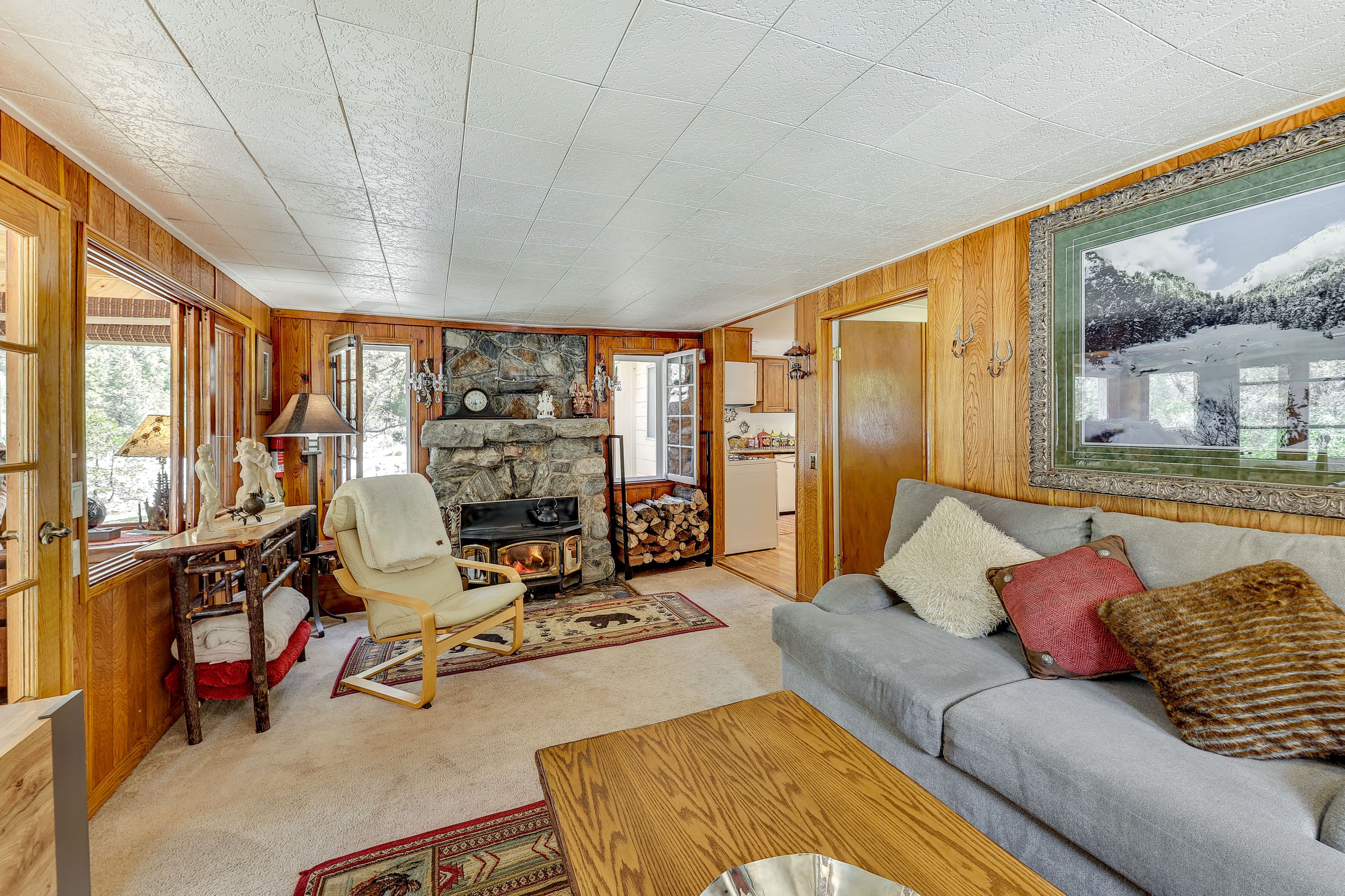 Living Room | Smart TV | Free WiFi | Window A/C Unit | Electric Heating