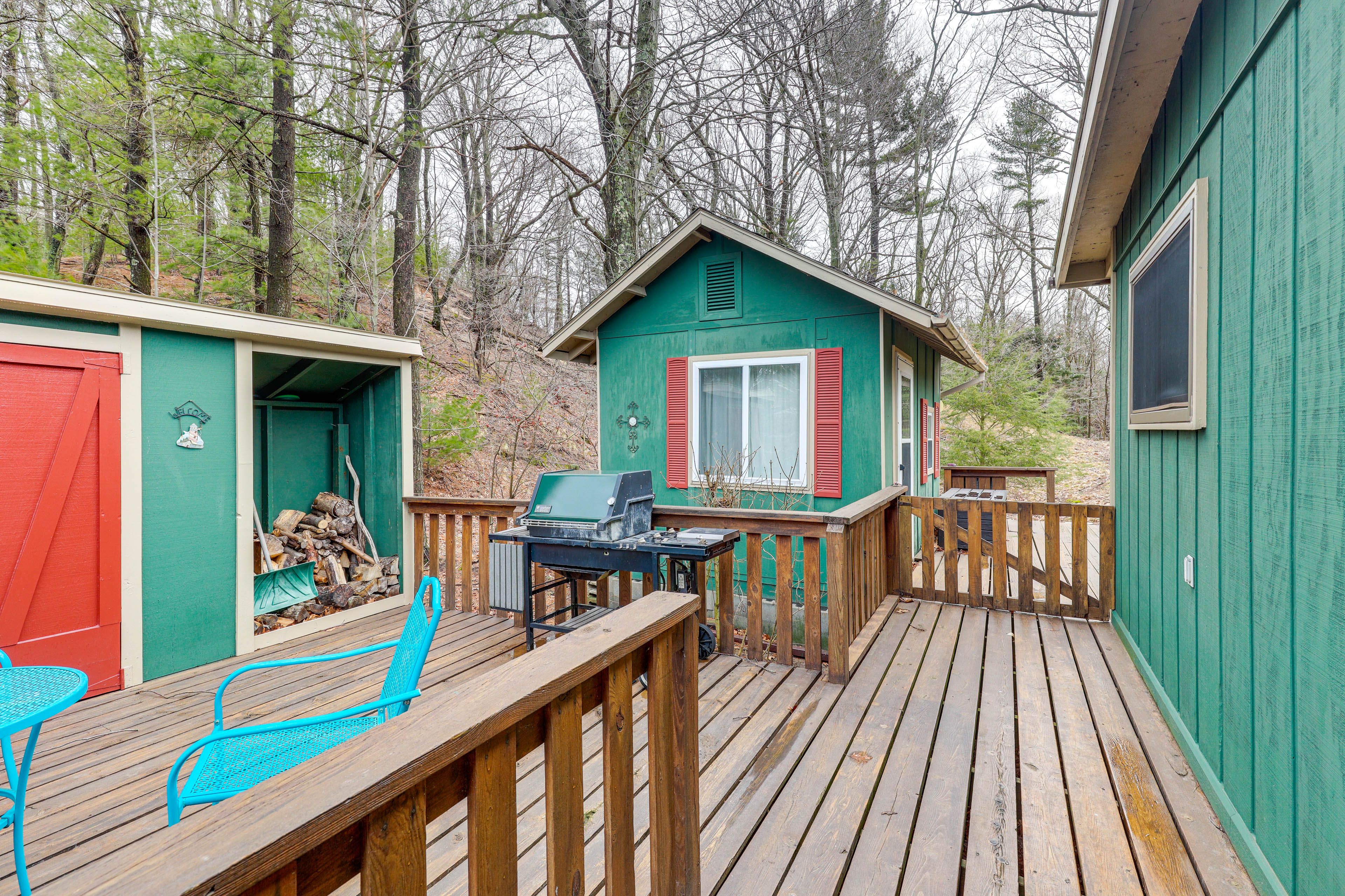 Cottage Exterior | Dining Area | Gas Grill