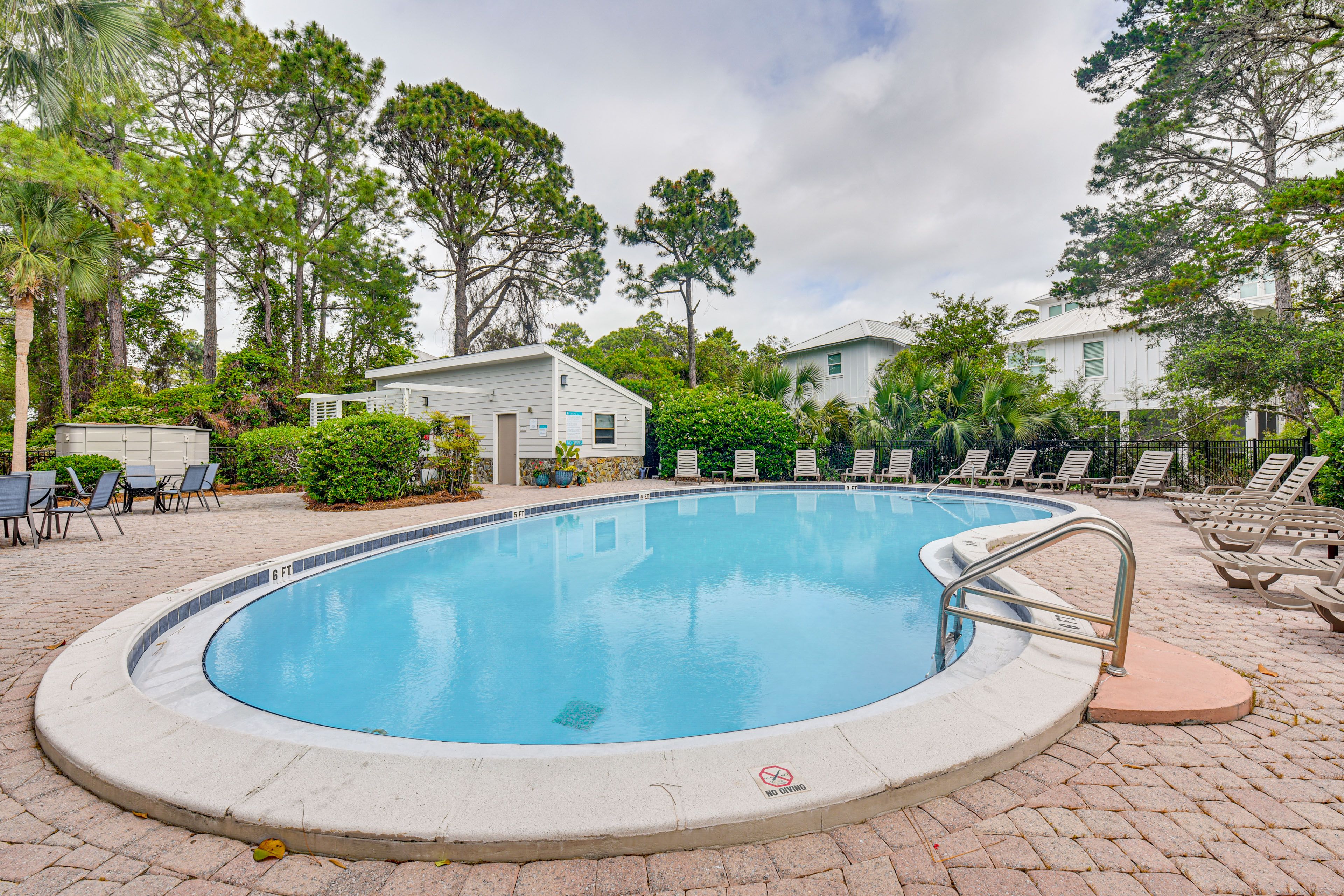Community Amenities | 2 Outdoor Pools