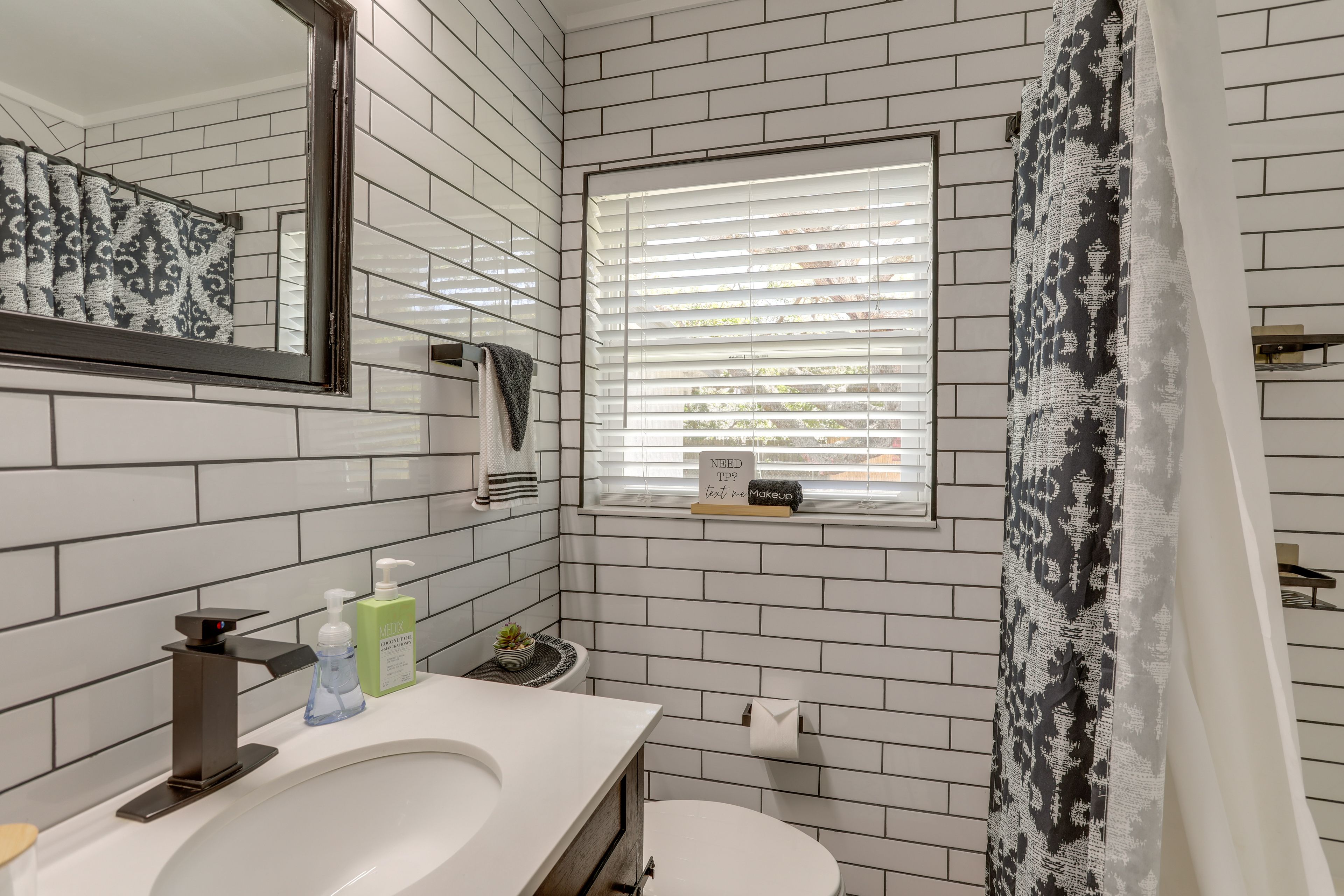 Full Bathroom | Towels Provided | Complimentary Toiletries