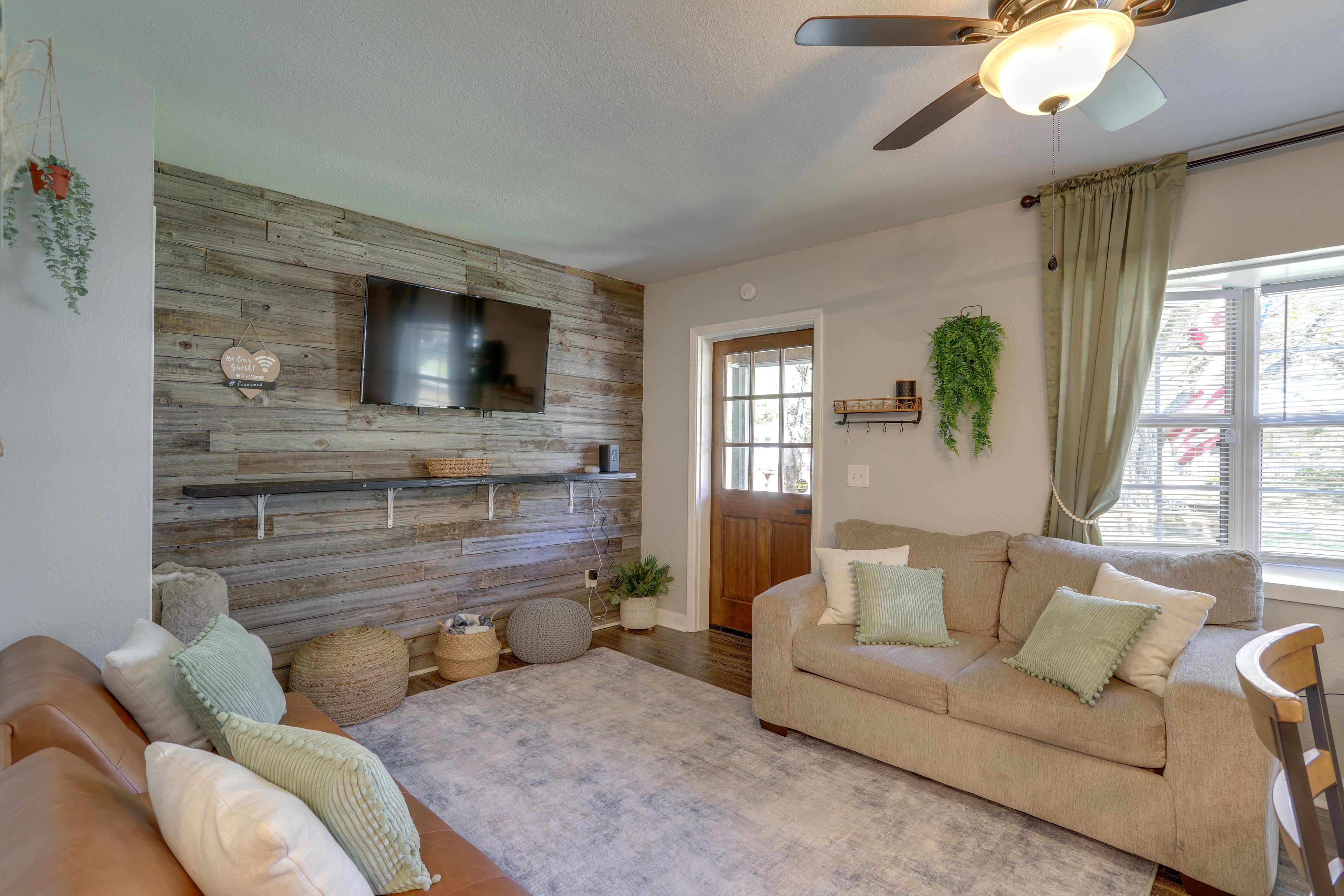 Living Room | Smart TV | Central A/C + Heating | Laptop Friendly