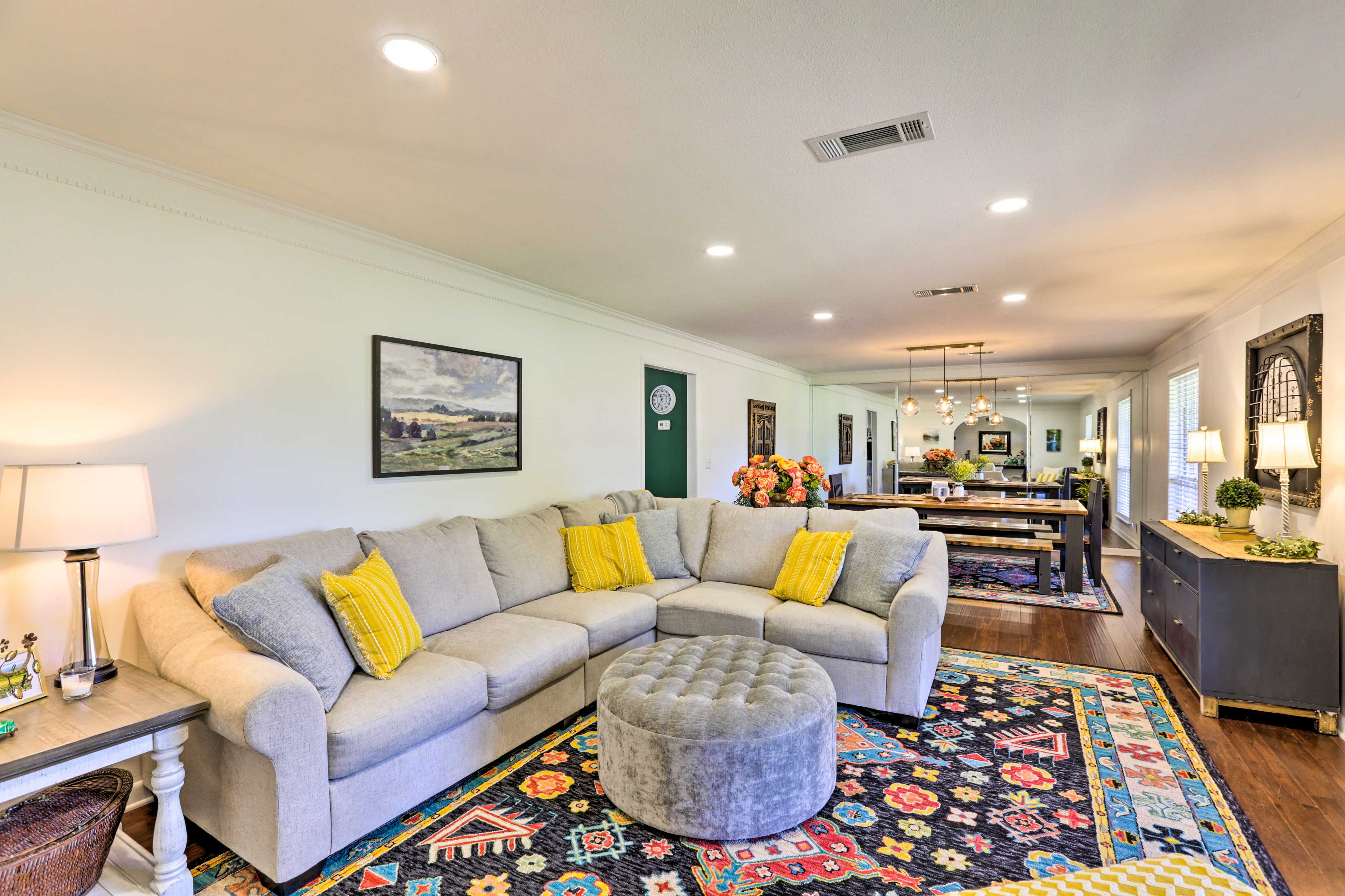 Seating Area | Central Heating & Air Conditioning | Ceiling Fans | Free WiFi
