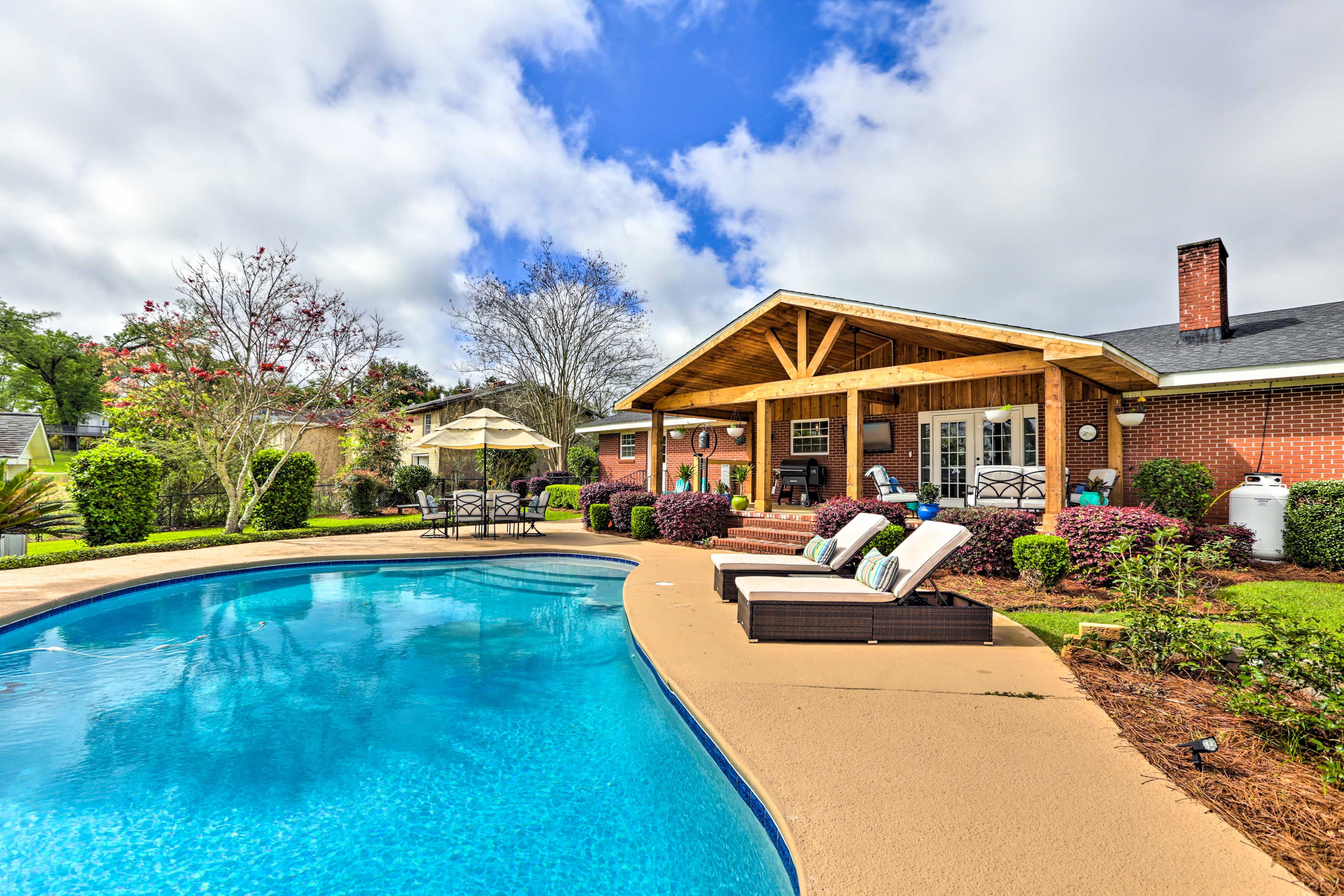 Marianna Vacation Rental | 3BR | 3BA | 3,200 Sq Ft | 1 Exterior Step Required