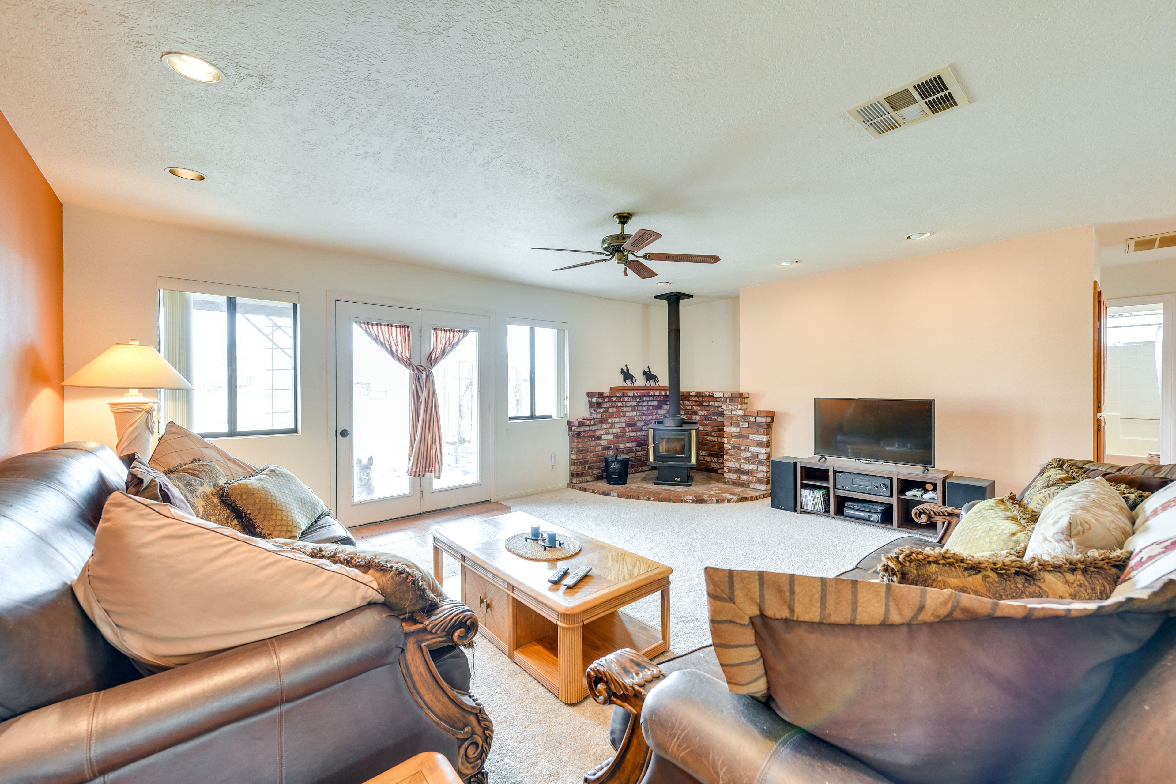 Living Room | Free WiFi | Smart TV | Central A/C