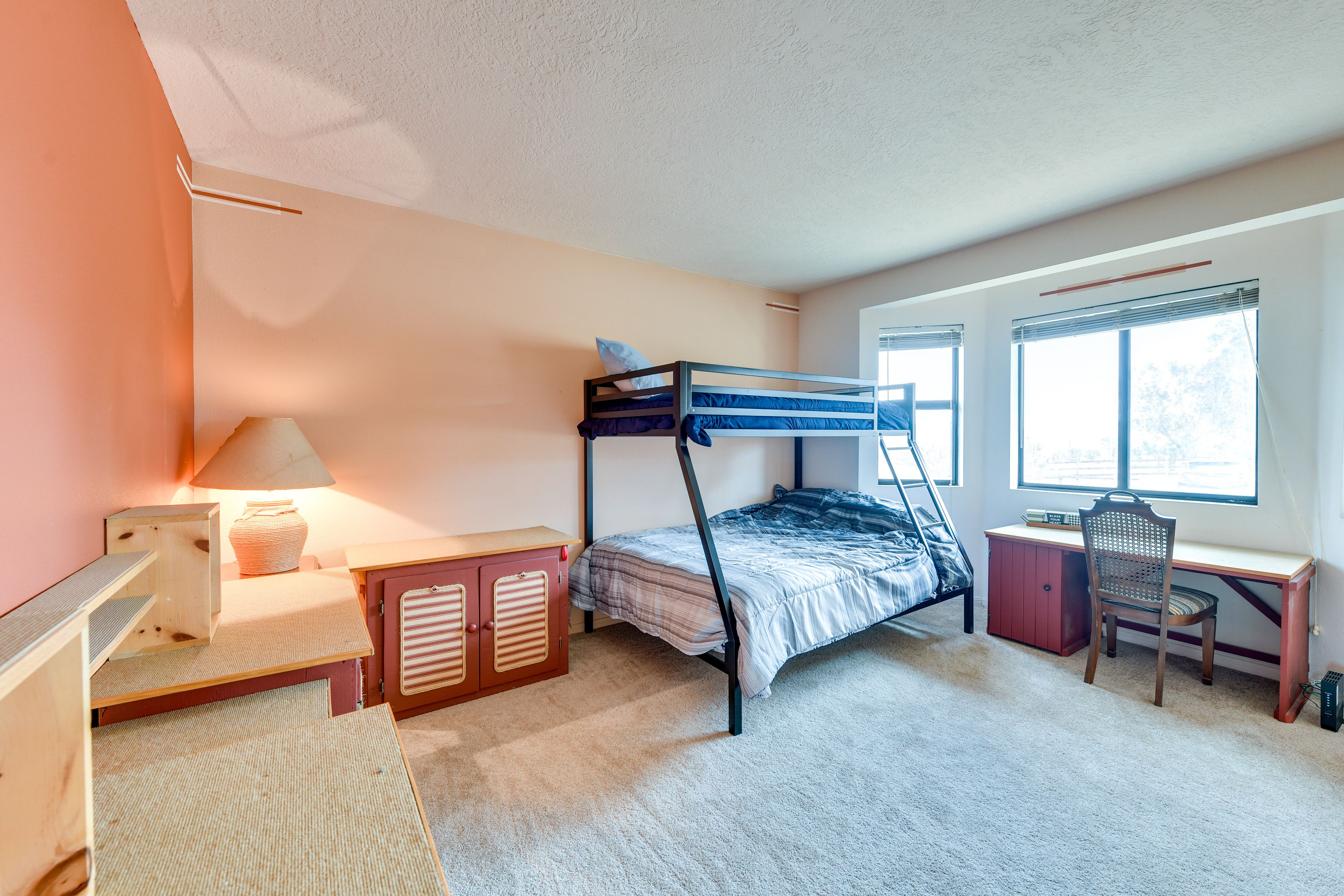 Bedroom 3 | Twin/Full Bunk Bed