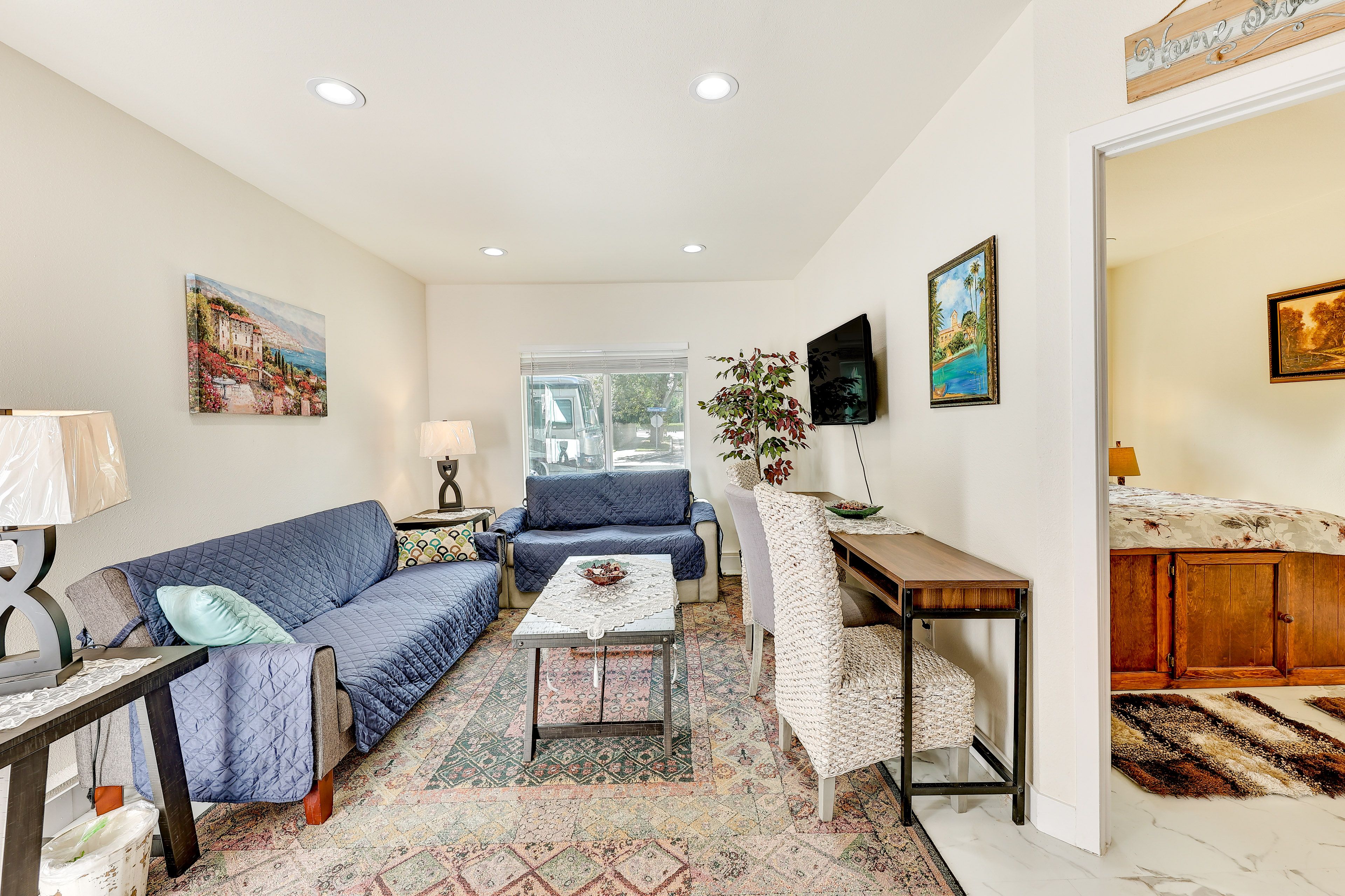 Living Room | Smart TV | 2 Full Futons