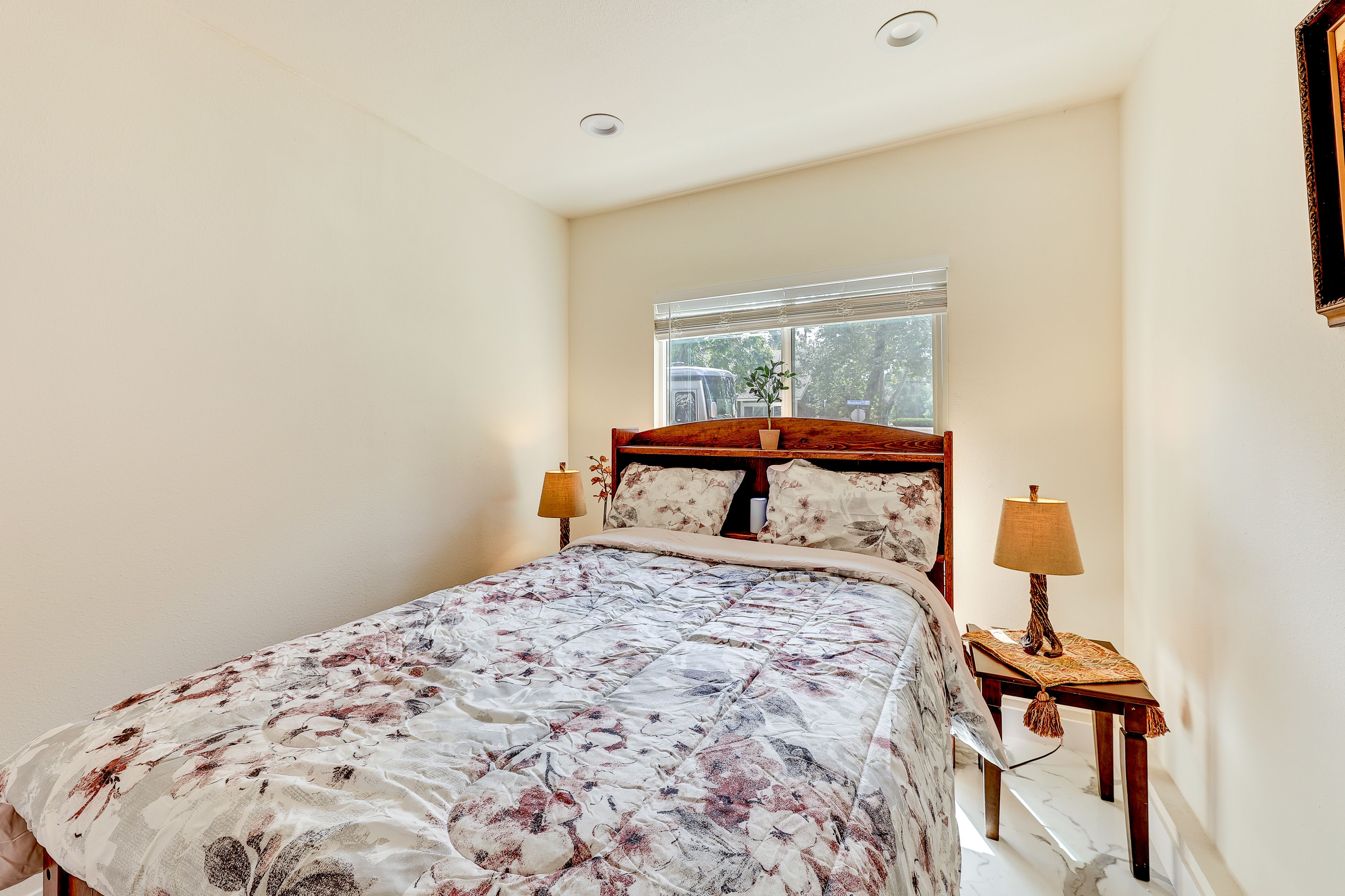 Bedroom | Queen Bed