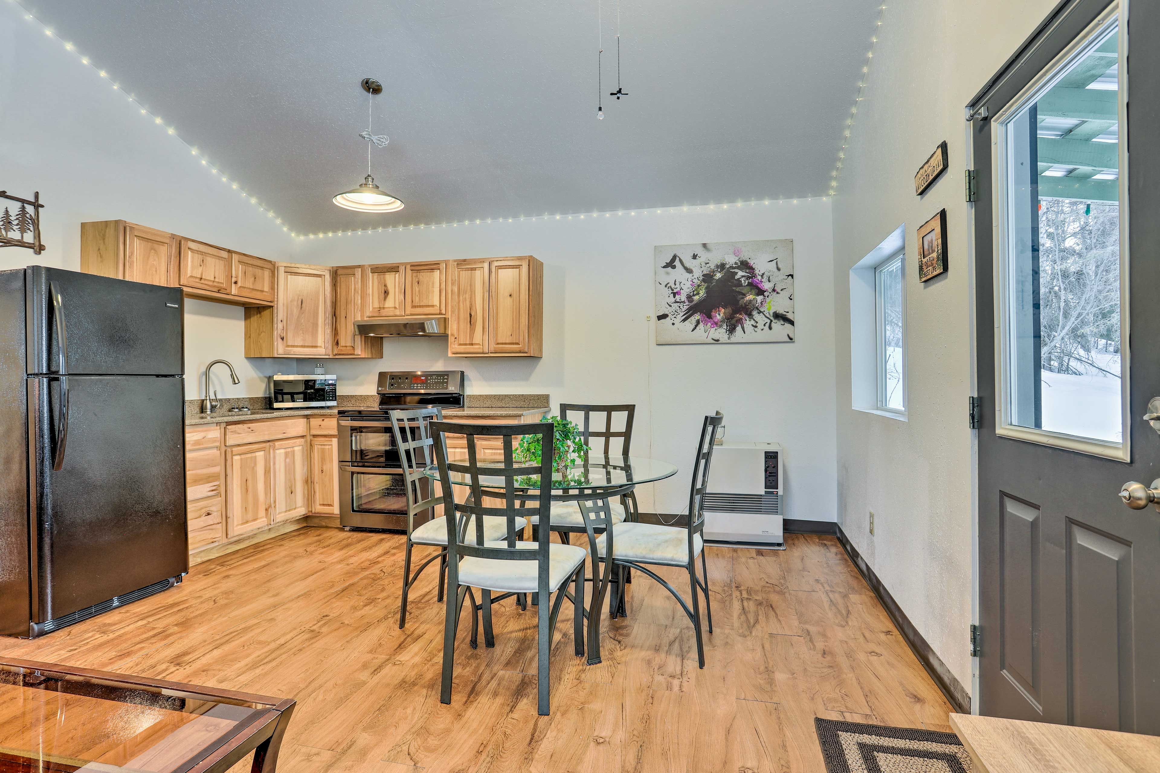 Dining Area & Kitchen | Coffee Maker | Pet Friendly w/ Fee