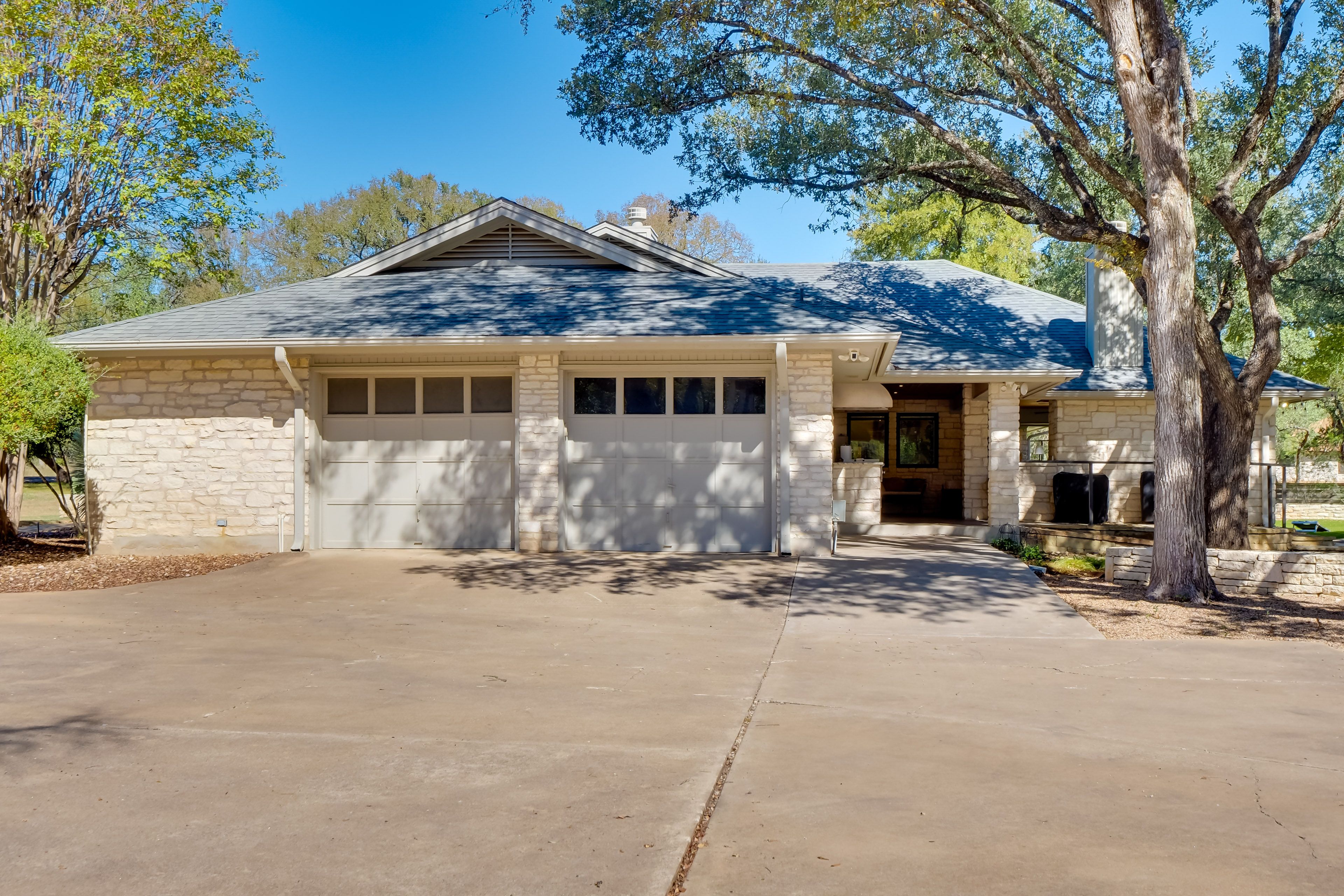 Parking | Driveway (2 Vehicles) | Garage (2 Vehicles)