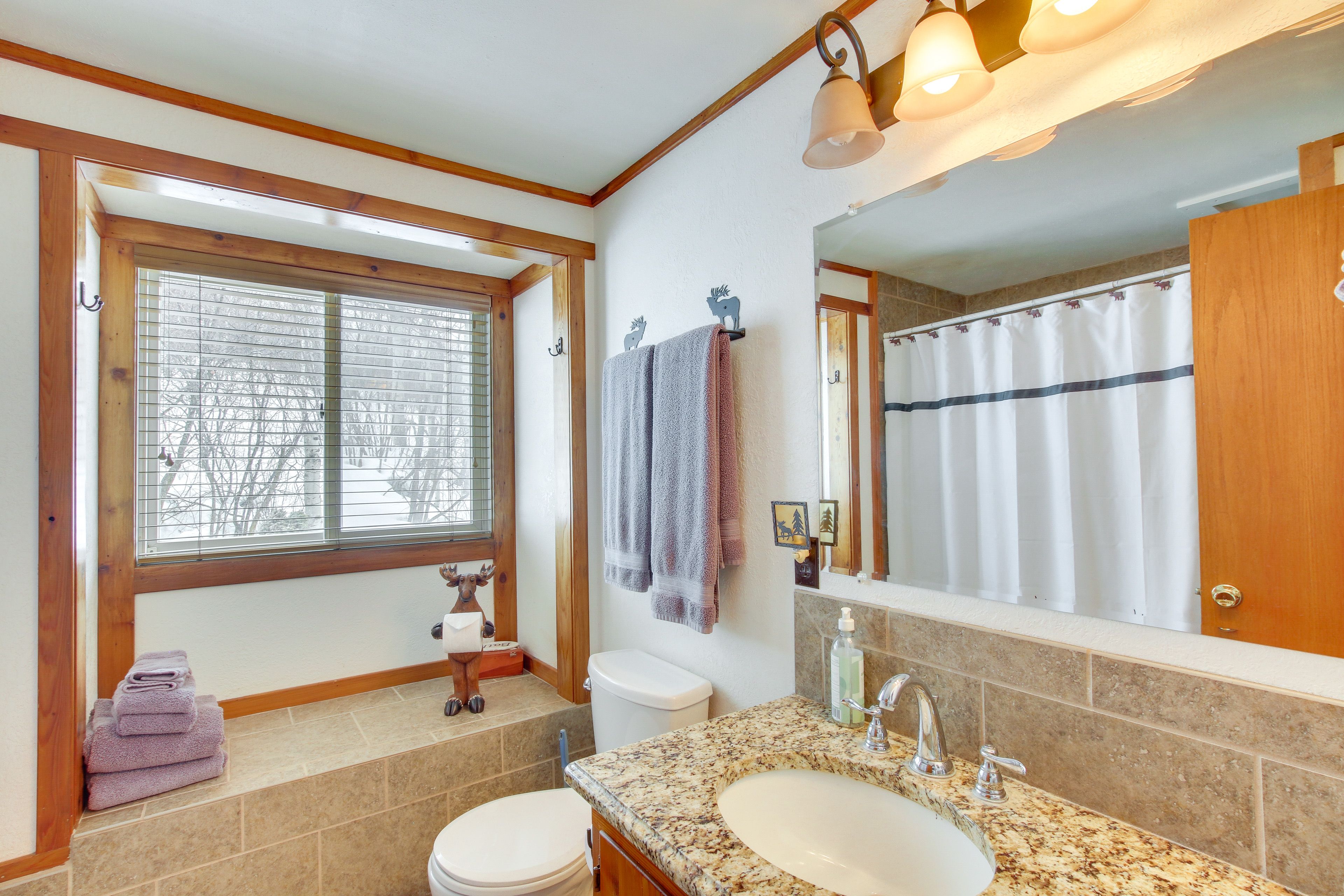 Full Bathroom | 1st Floor | Complimentary Toiletries