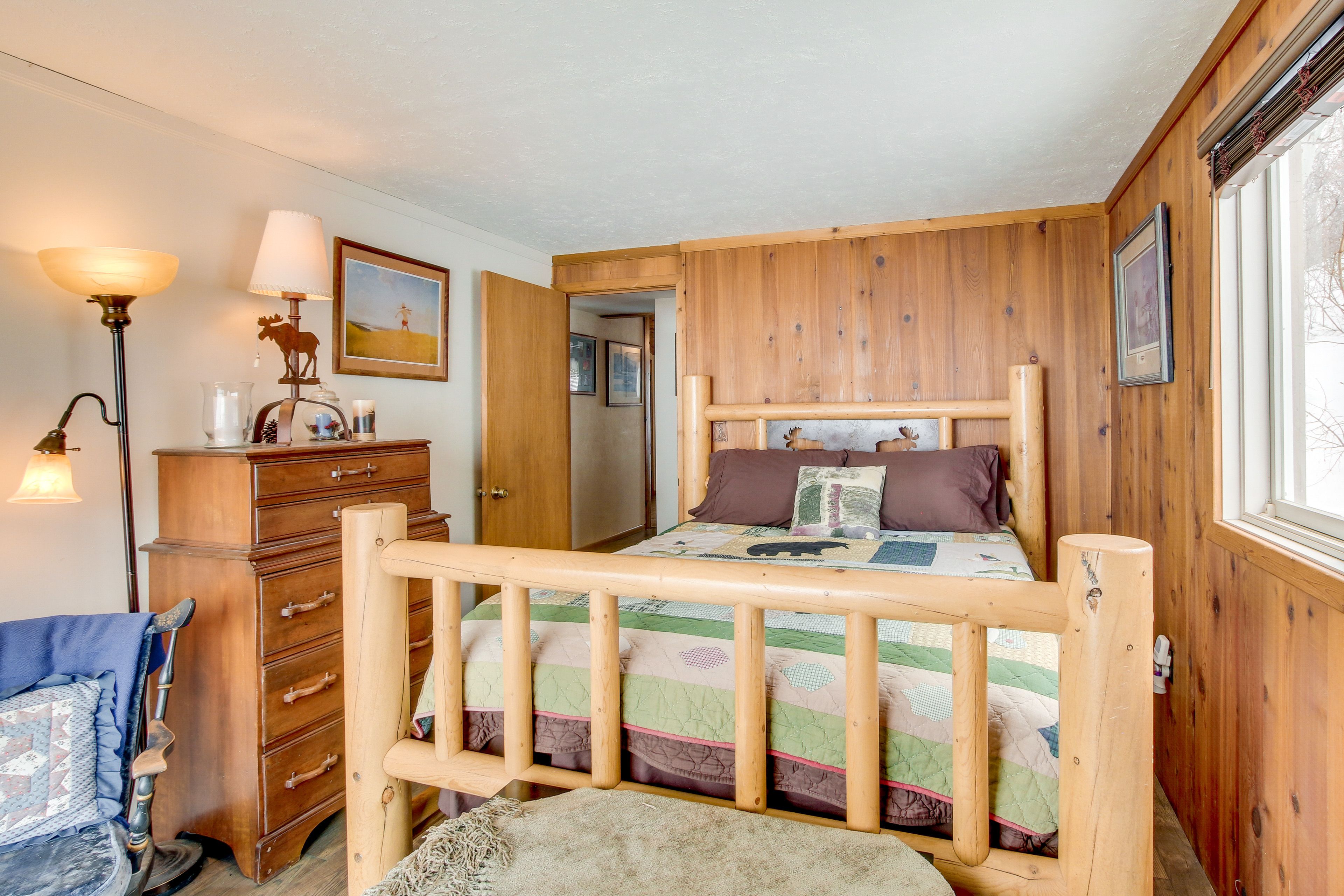 Bedroom 2 | 1st Floor | Queen Bed