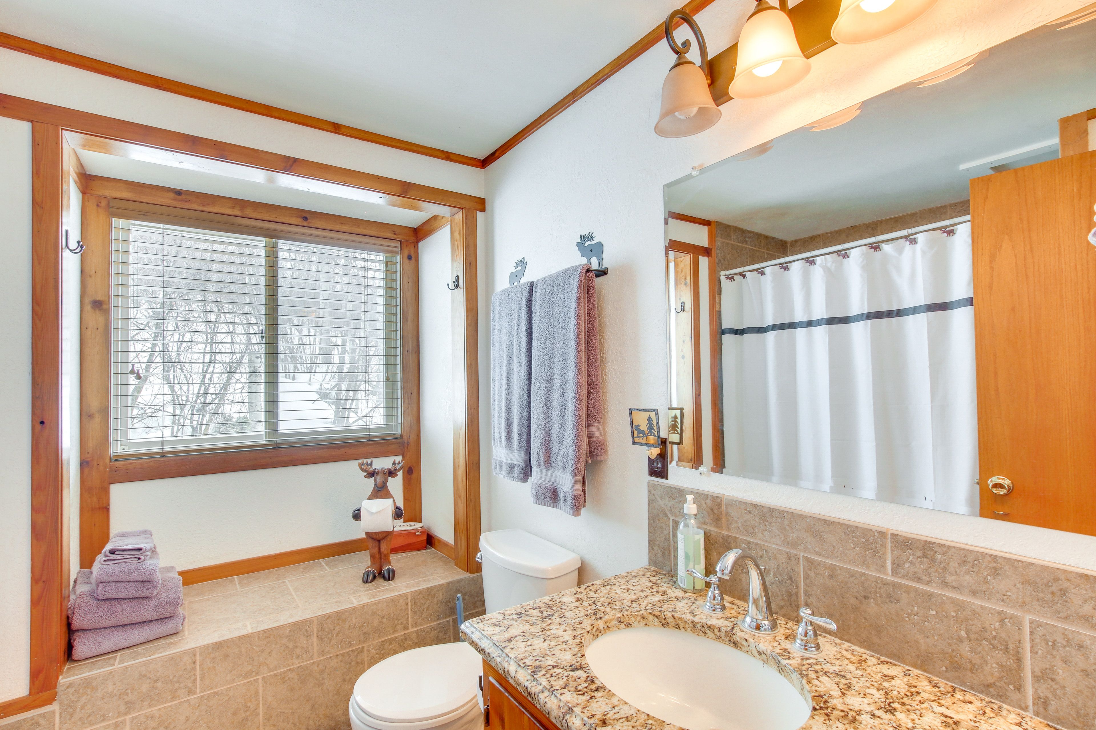 Full Bathroom | 1st Floor | Complimentary Toiletries