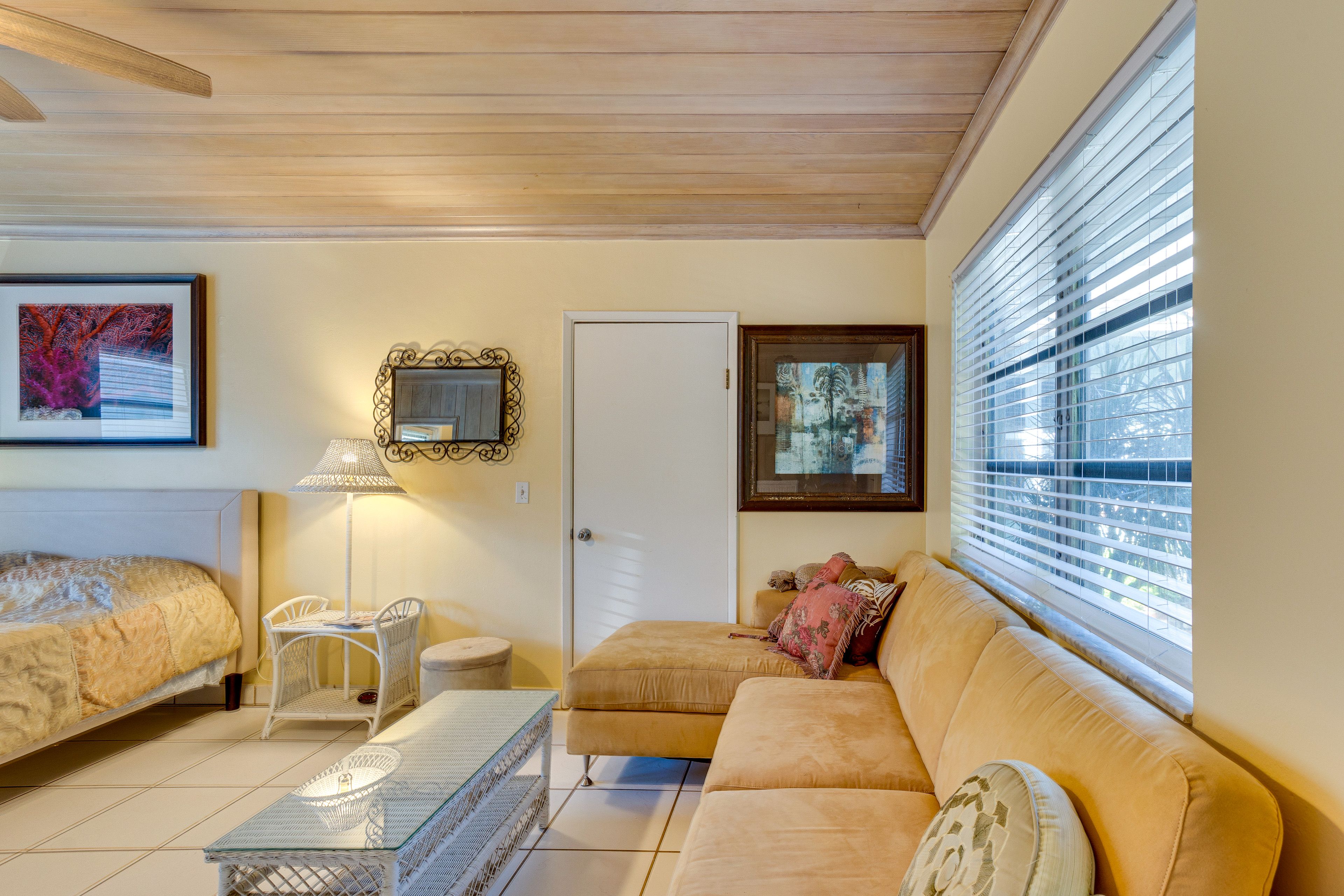 Studio | Queen Bed | Linens Provided | Smart TV w/ Cable | Hangers