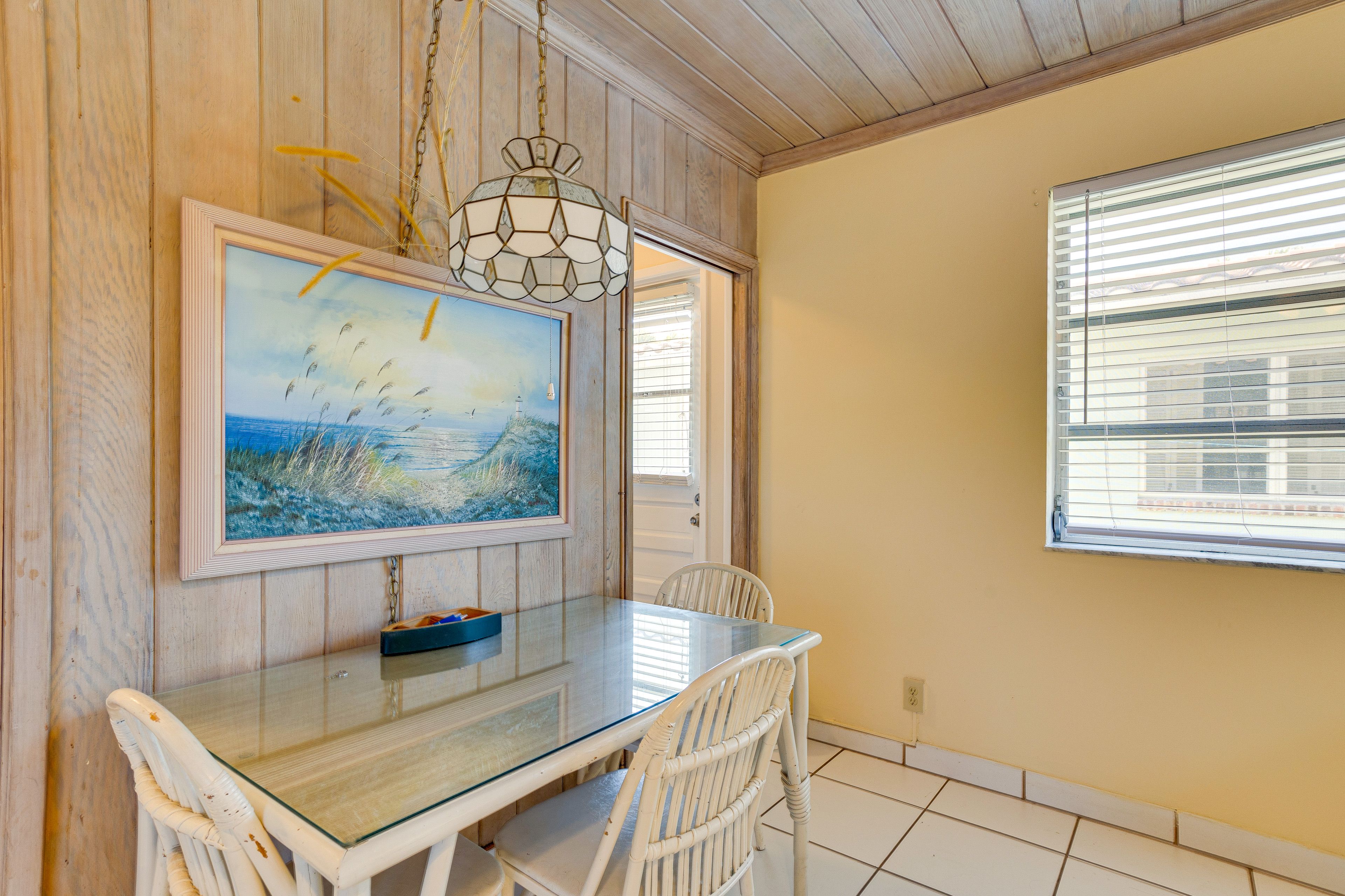 Dining Area | Dishware/Flatware