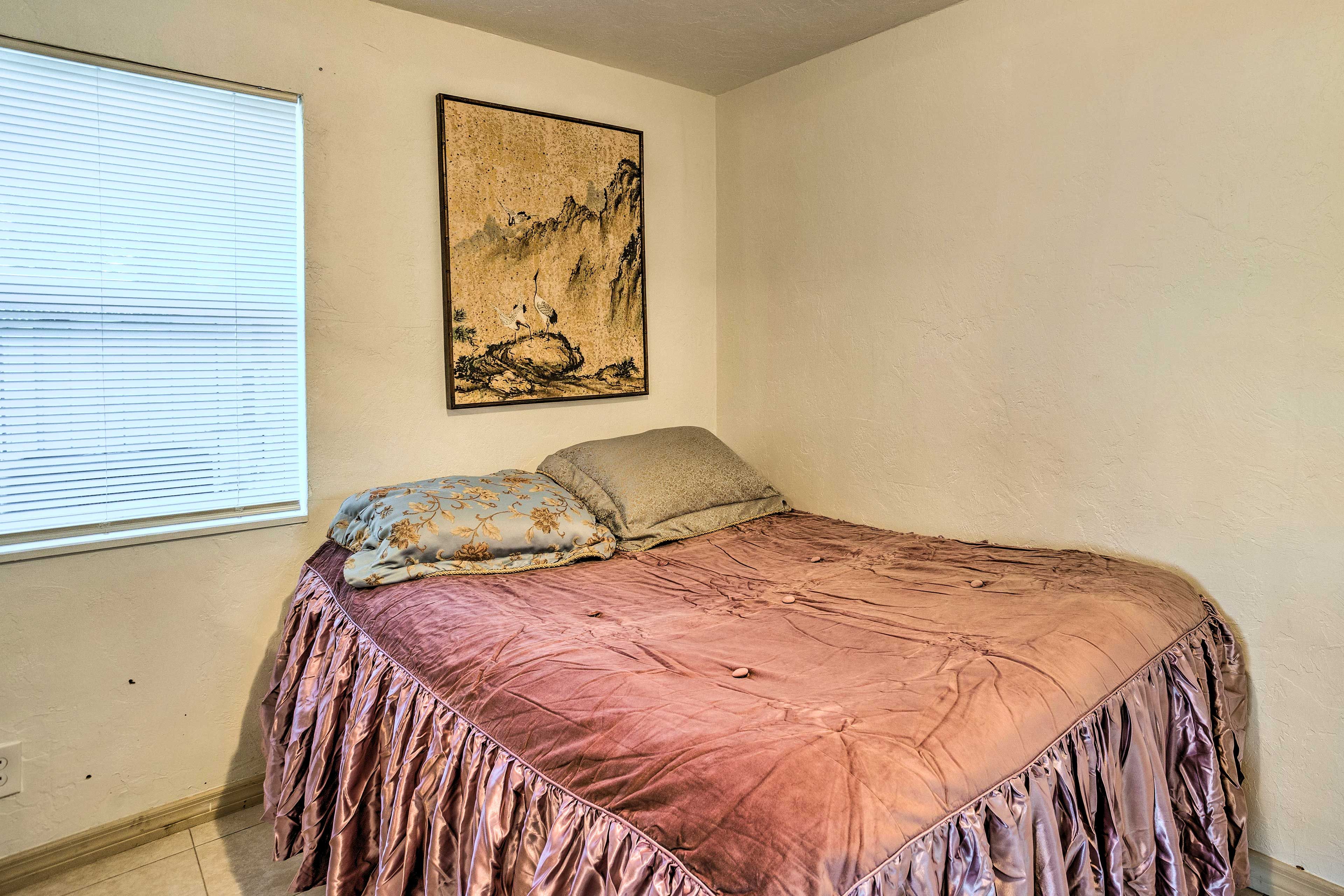 Bedroom | Queen Bed | Linens & Towels Provided