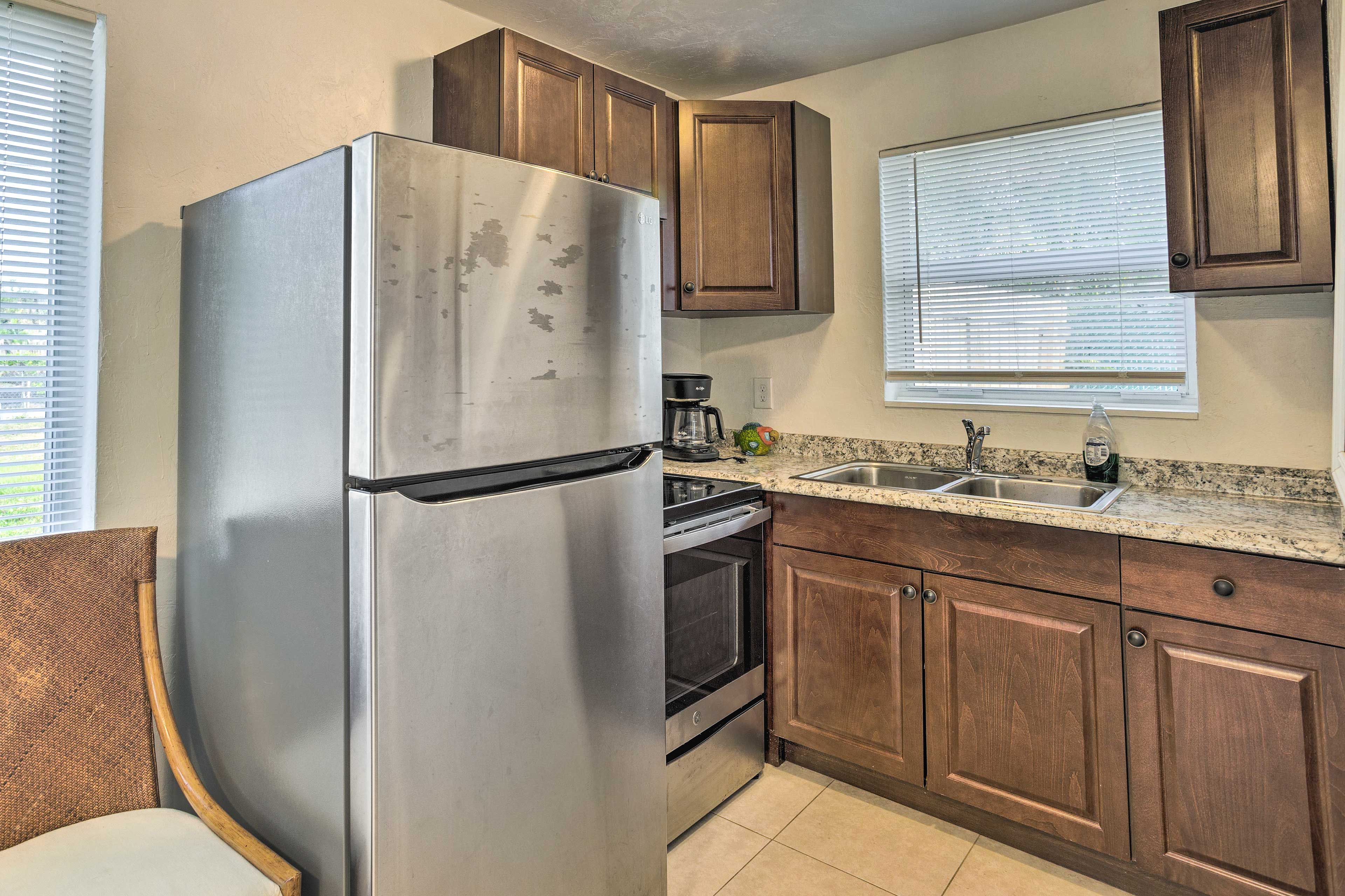 Kitchen | Free WiFi | Central Air Conditioning | 1 Mi to Delray Public Beach