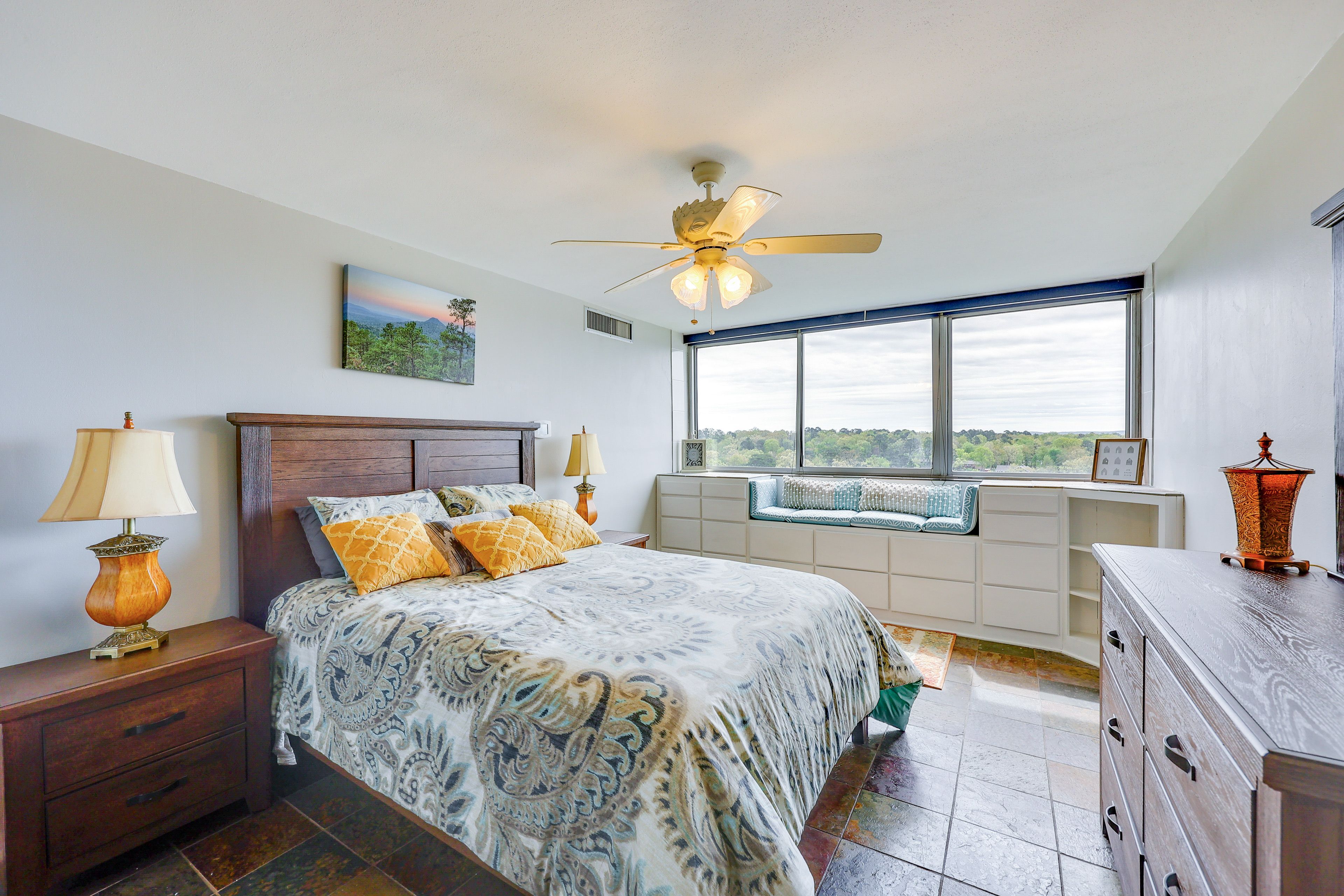 Bedroom | Queen Bed | Linens Provided | En-Suite Bathroom