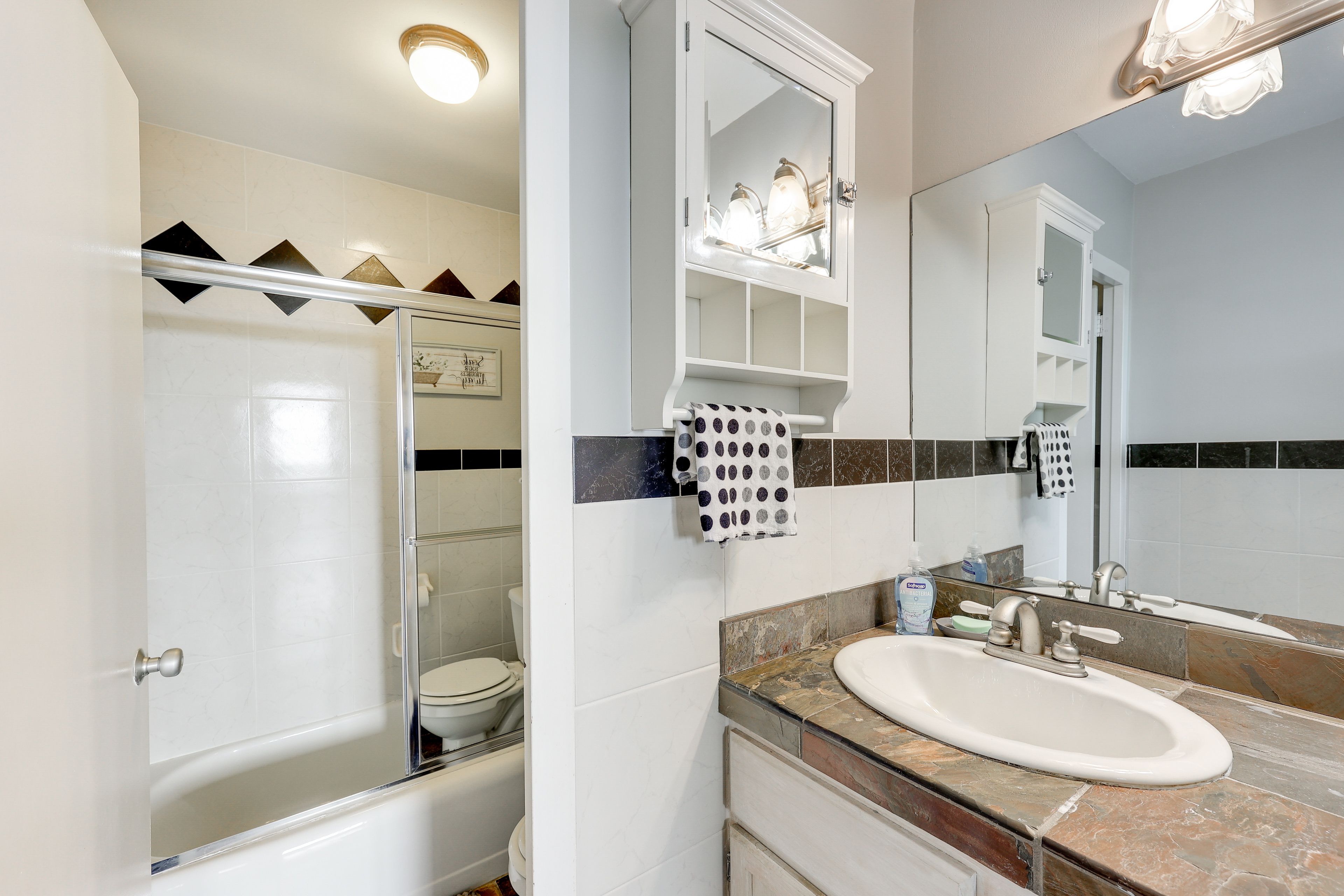Full En-Suite Bathroom | Towels Provided | Complimentary Toiletries | Hair Dryer