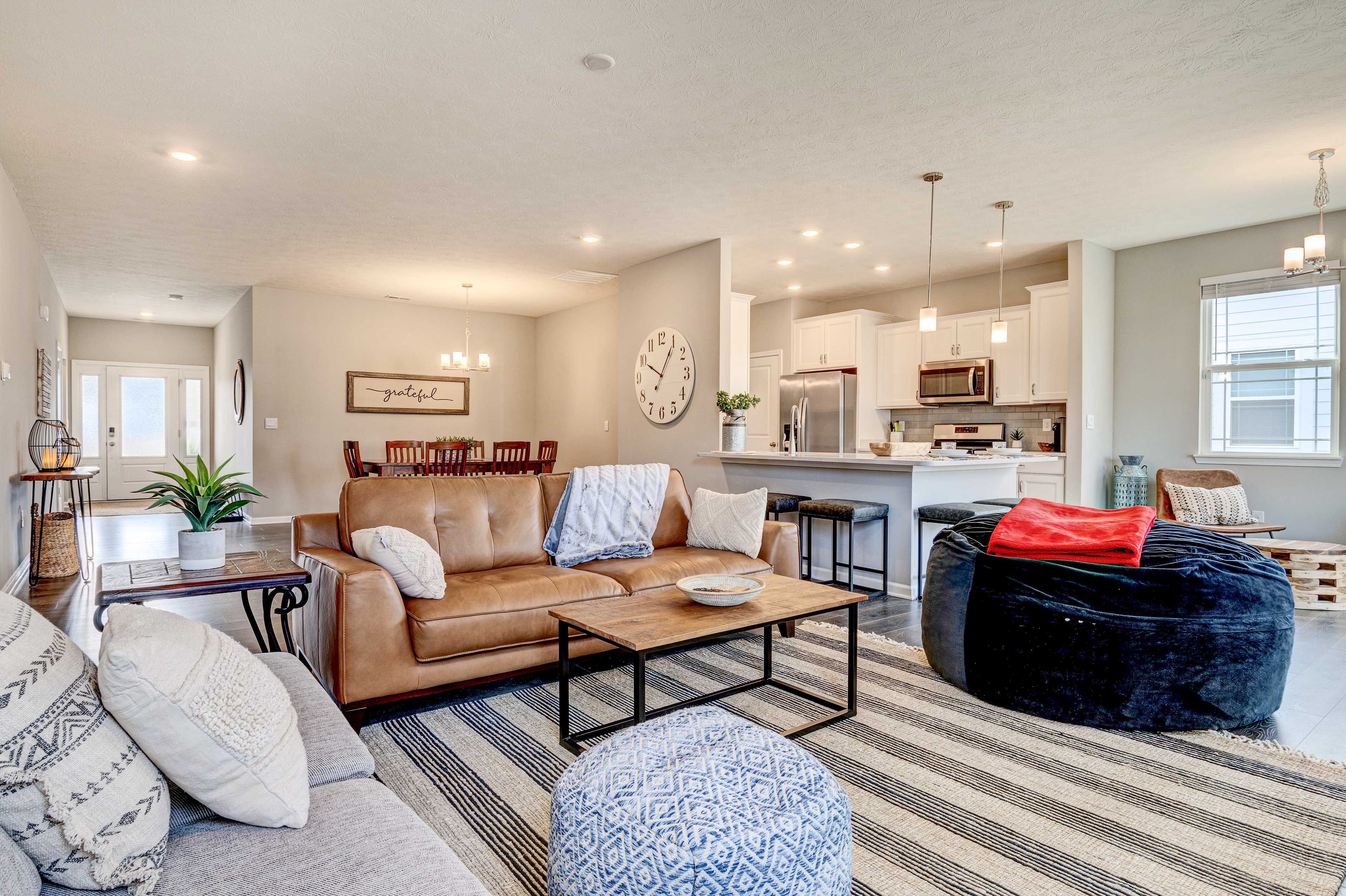 Living Room | Smart TV w/ Cable | Central A/C & Heat