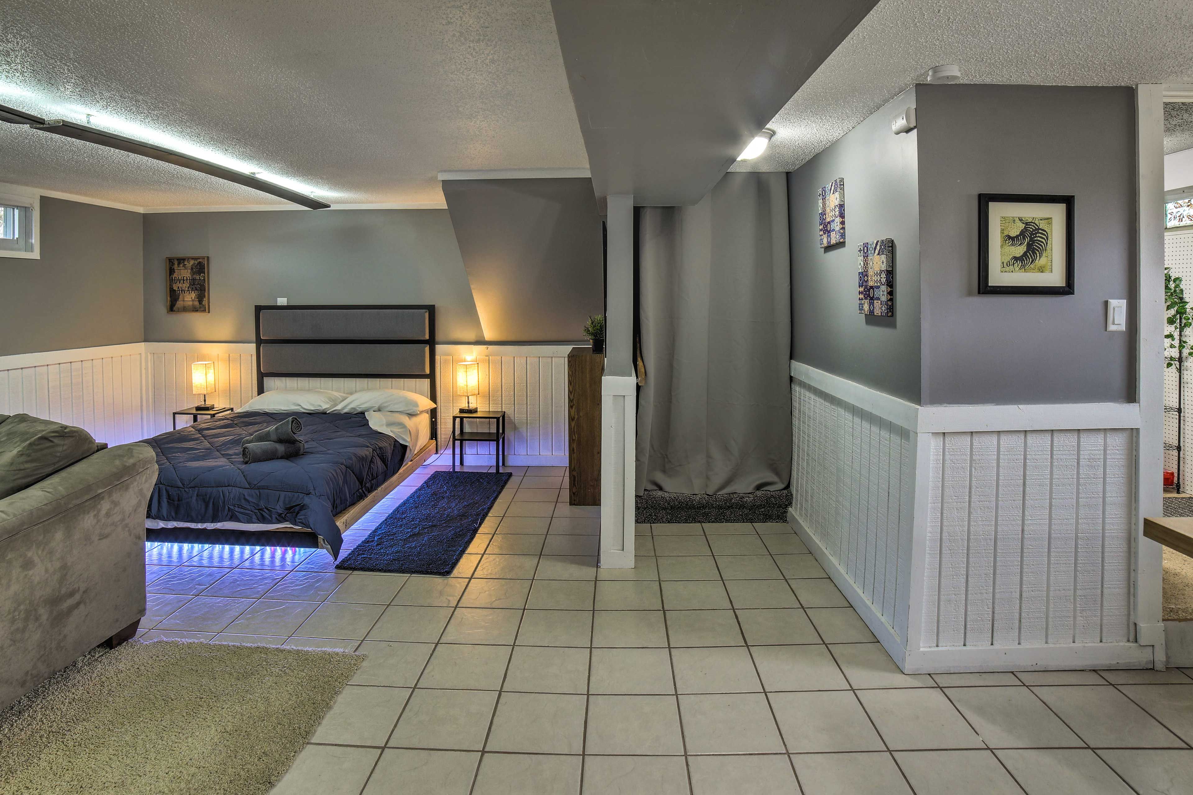 Studio Interior | Queen Bed | Linens Provided | Smart TV | Hangers