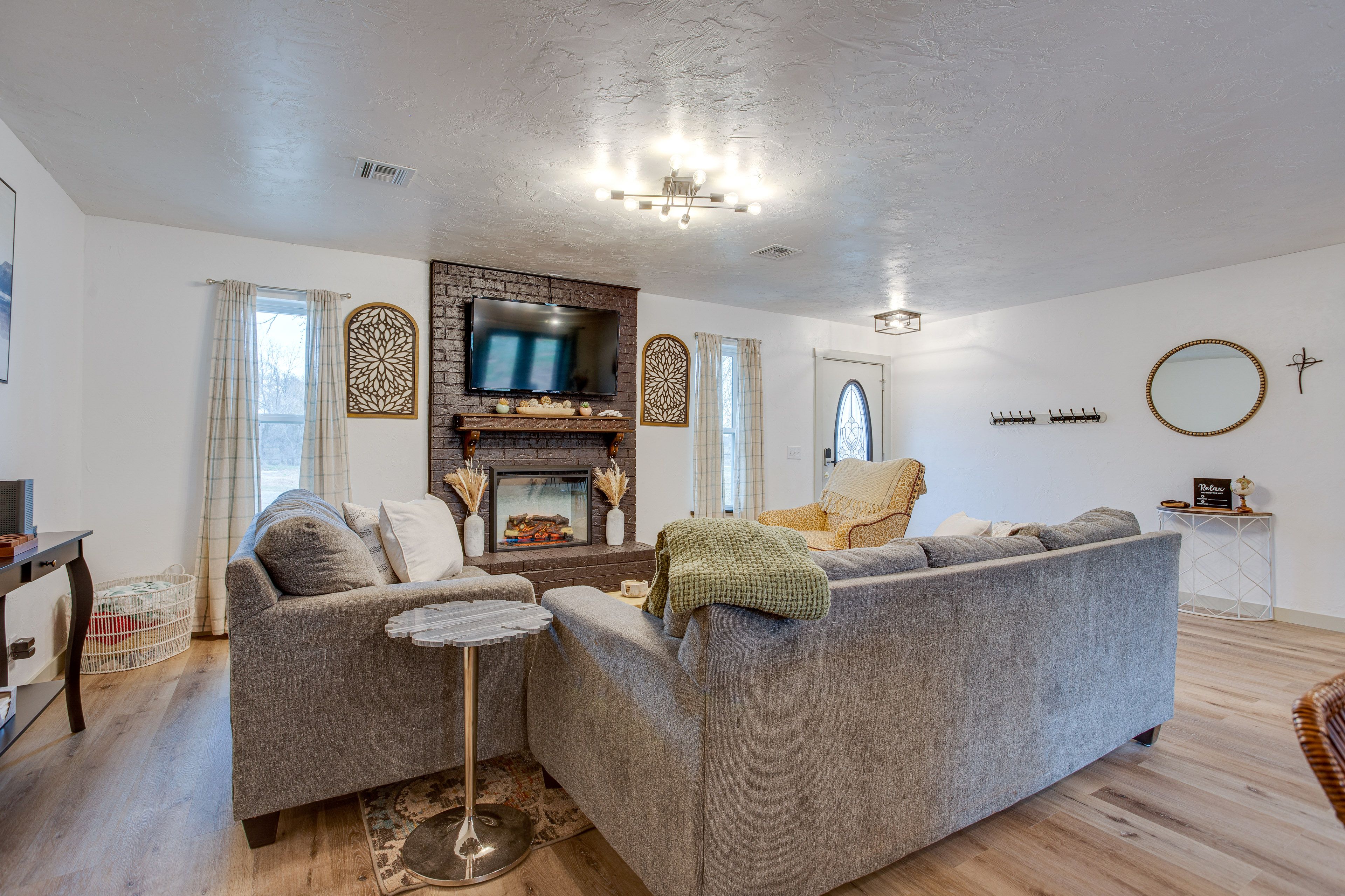 Living Room | Smart TV | Fireplace