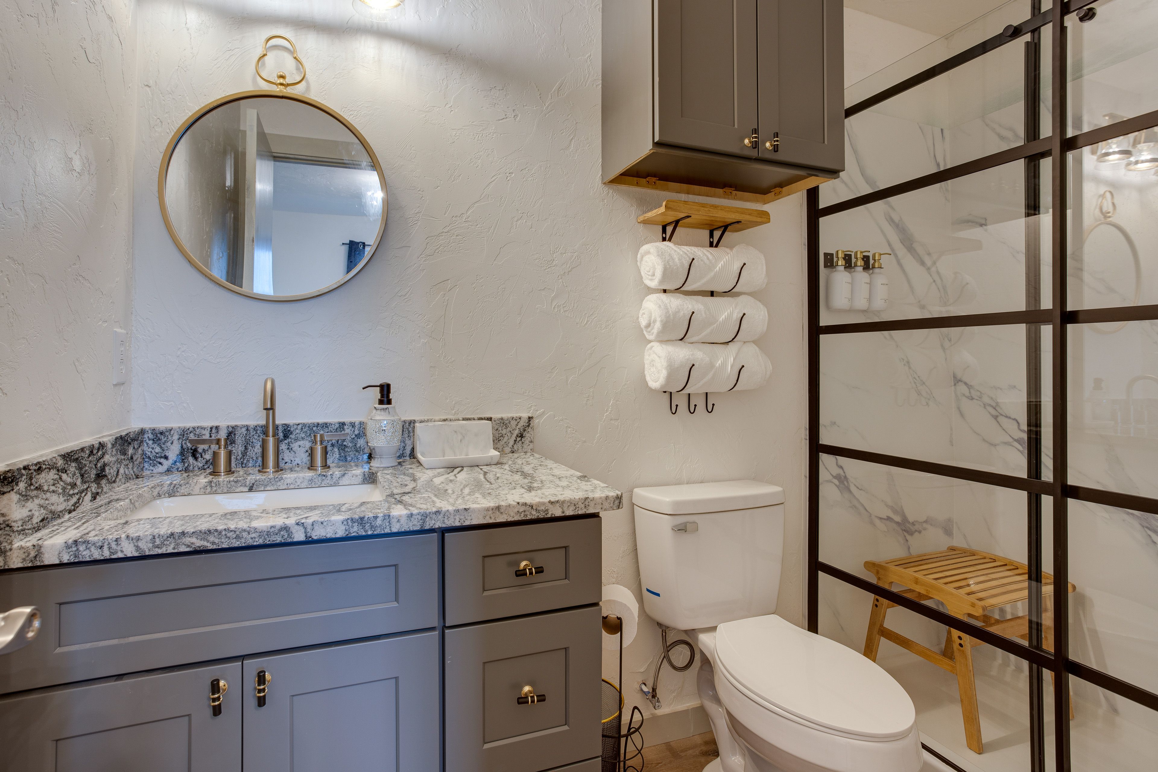 Full Bathroom | Towels Provided | Complimentary Toiletries