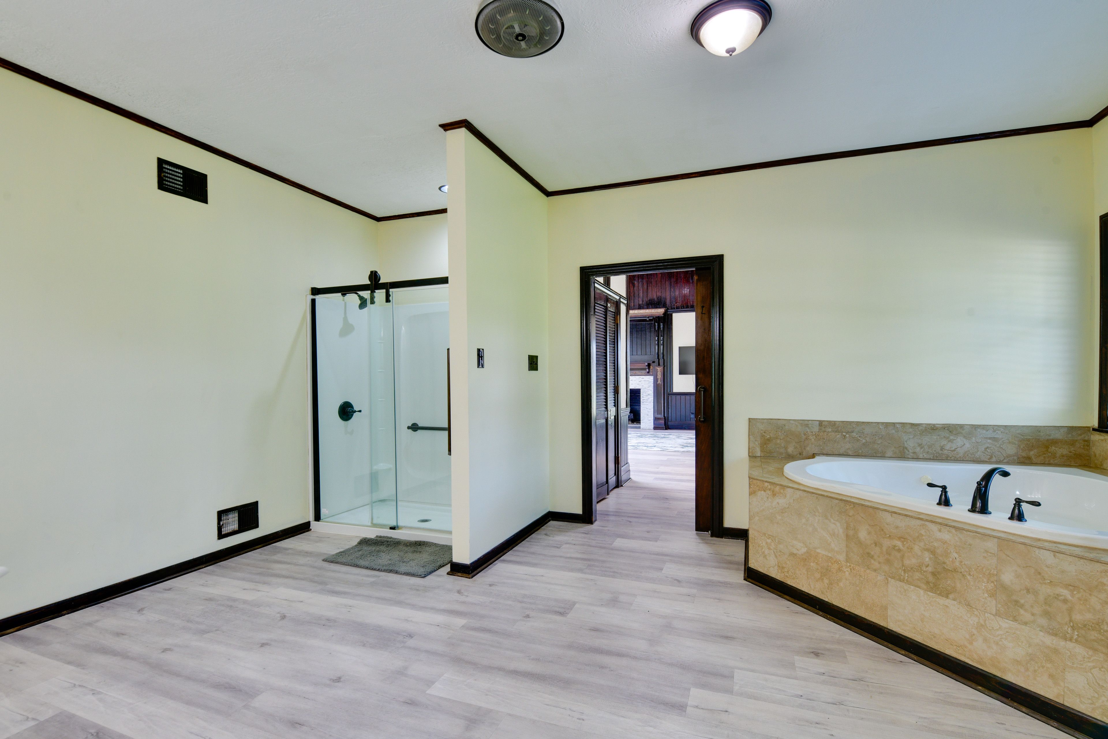 Full Bathroom | Towels Provided | Jetted Tub