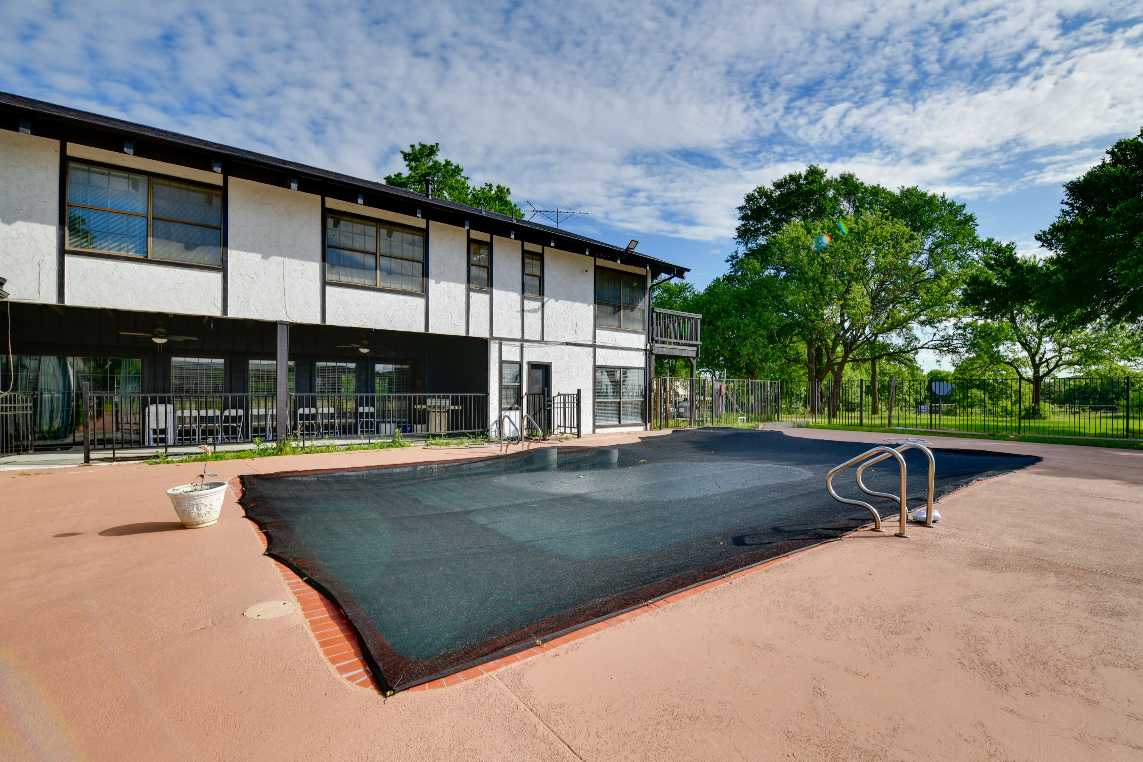 Pool | Open Seasonally | Unheated | Depth (3'-6')