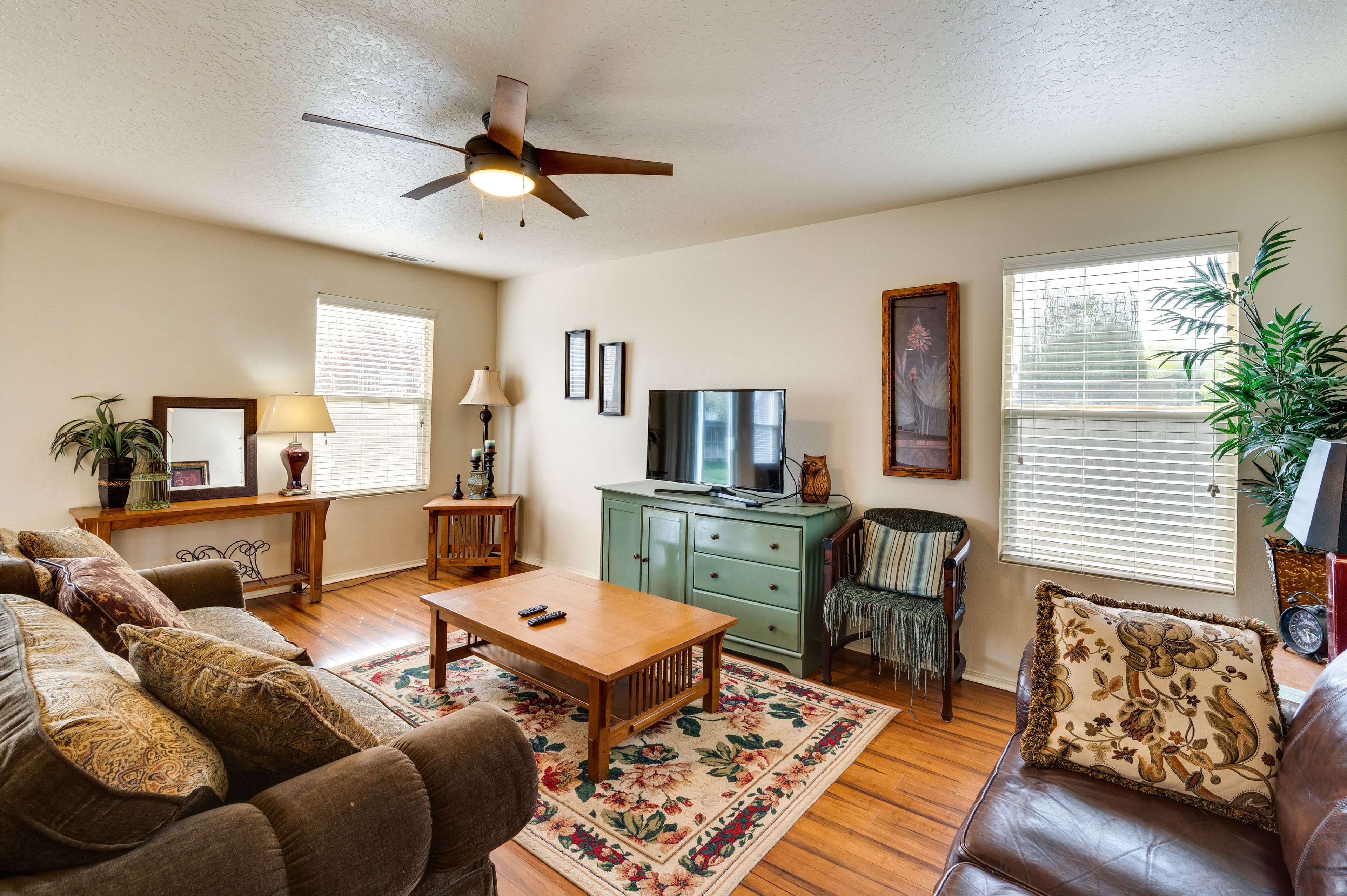 Living Room | Free WiFi | Smart TV