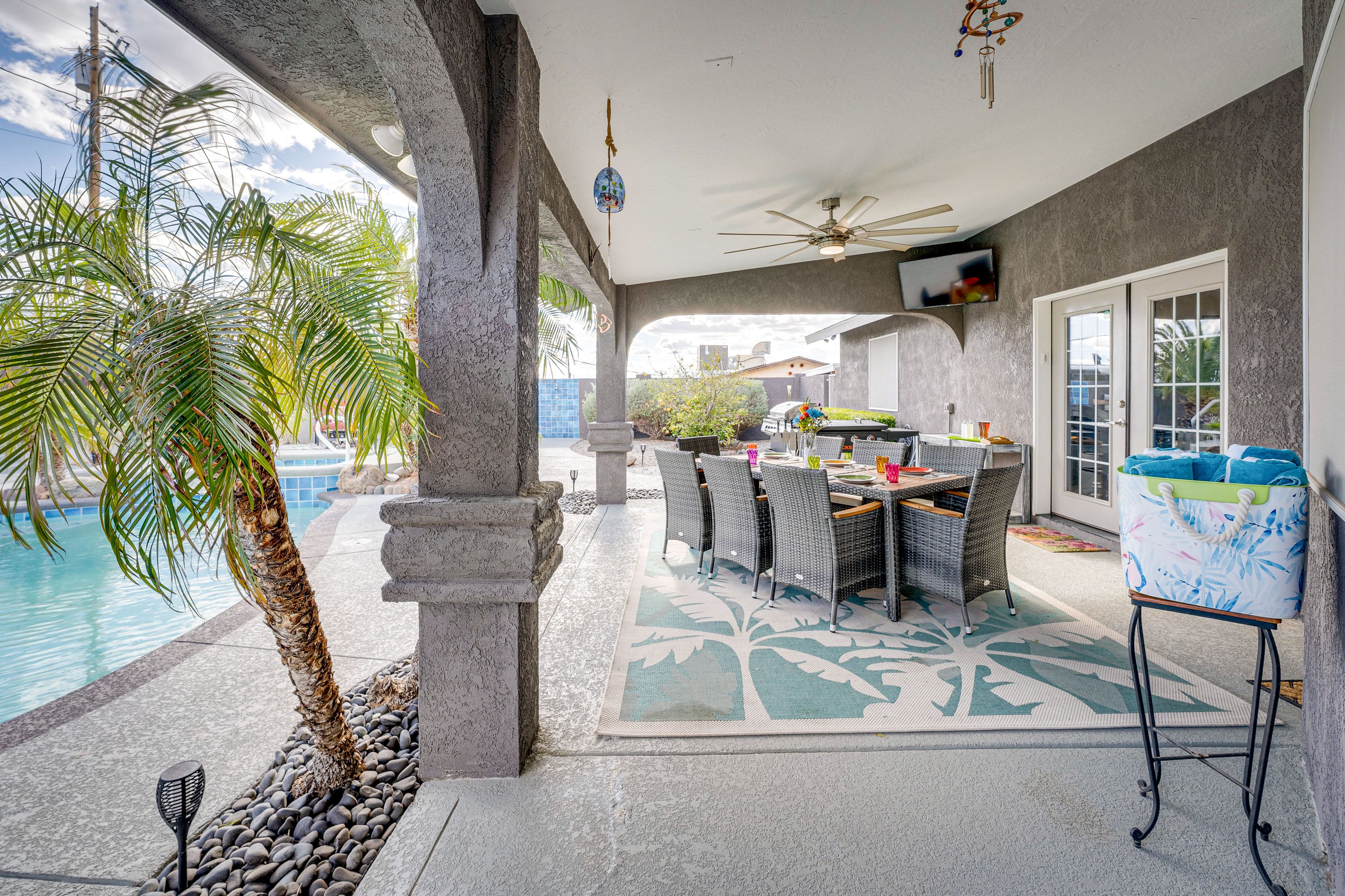 Covered Patio | Dining Area | Smart TV | Gas Grill | Blackstone Flat Top Griddle