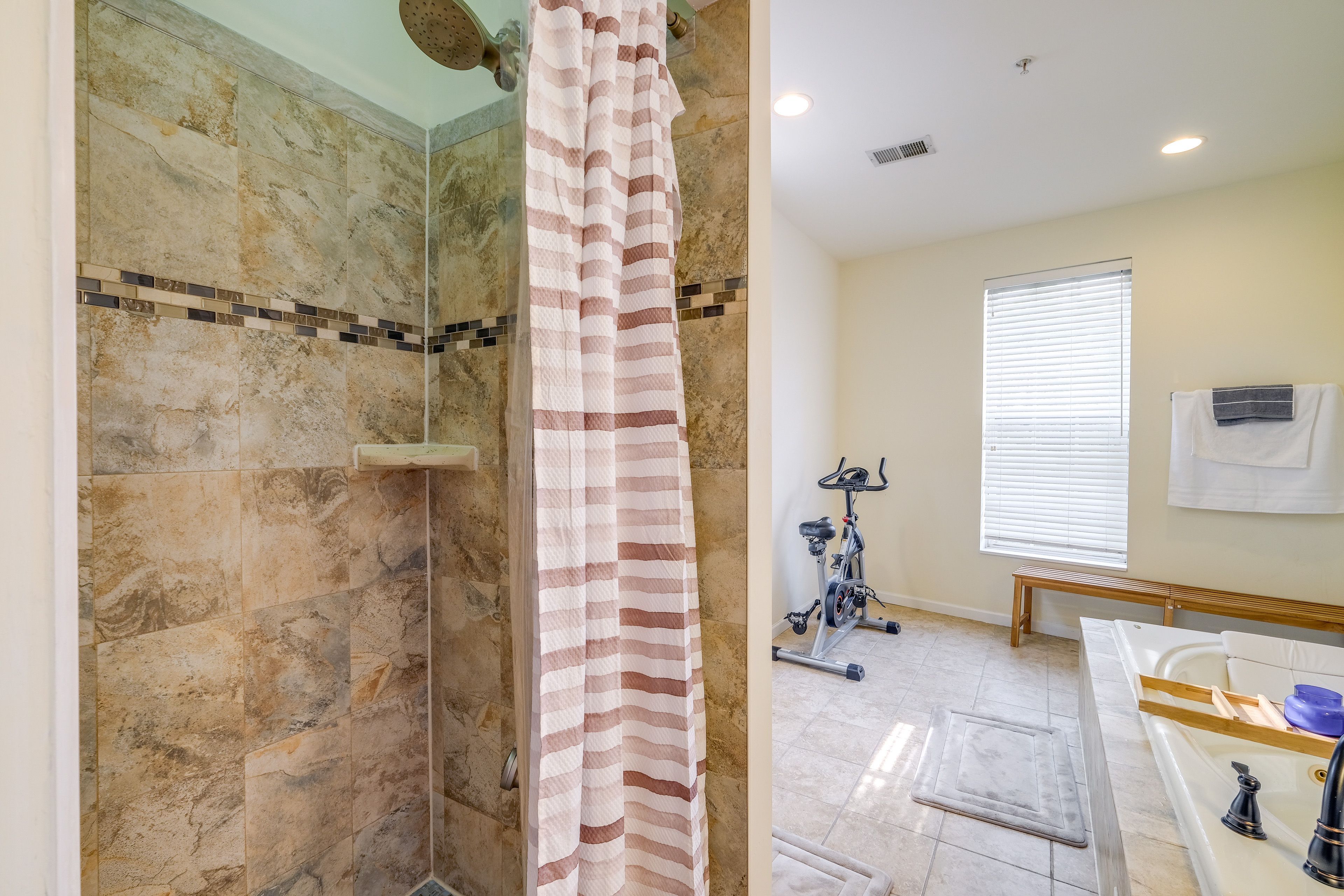 En-Suite Bathroom | Complimentary Toiletries | Towels Provided | Bathtub