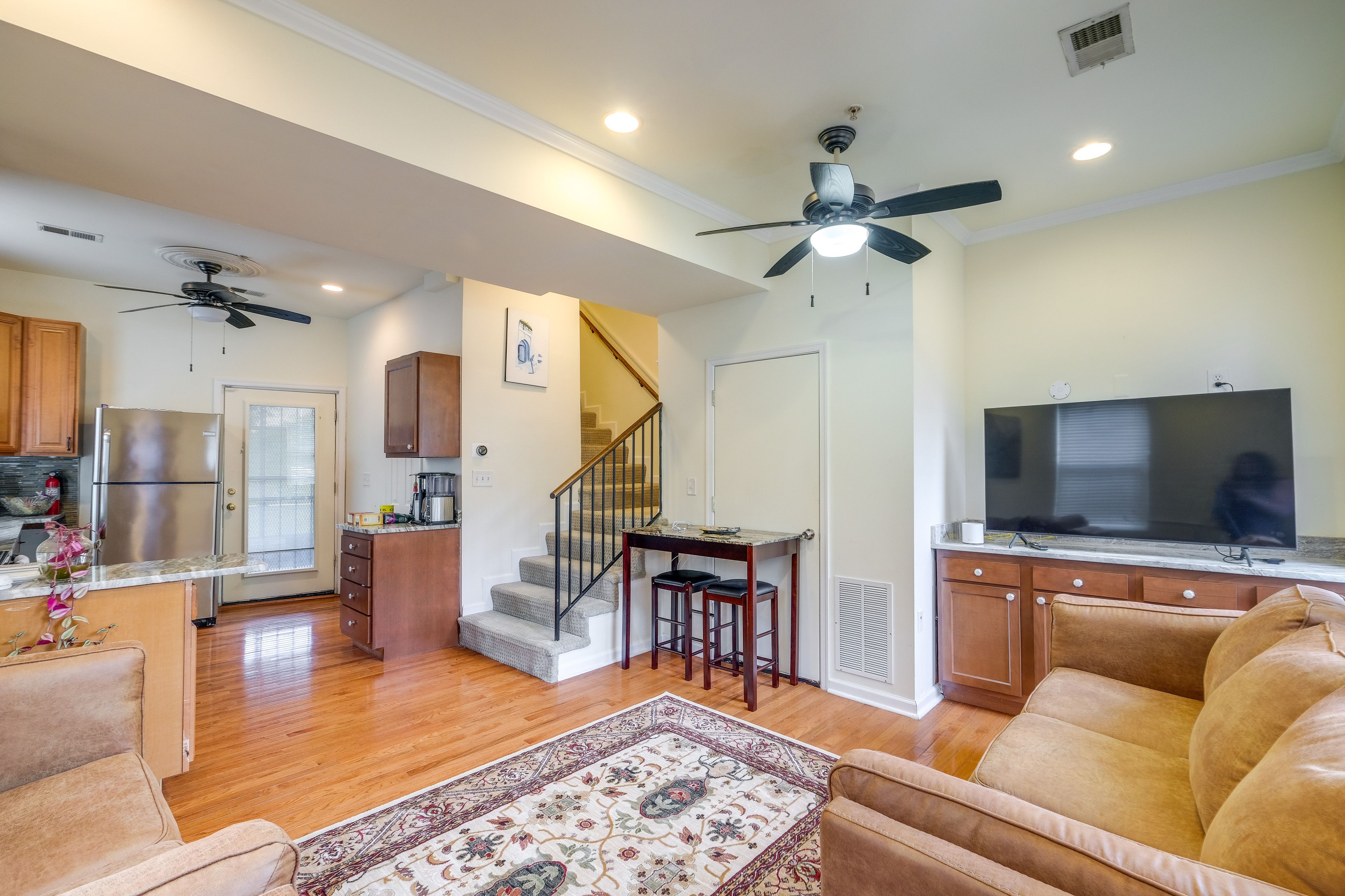 Living Room | Smart TV | Central A/C | 3 Twin Air Mattresses