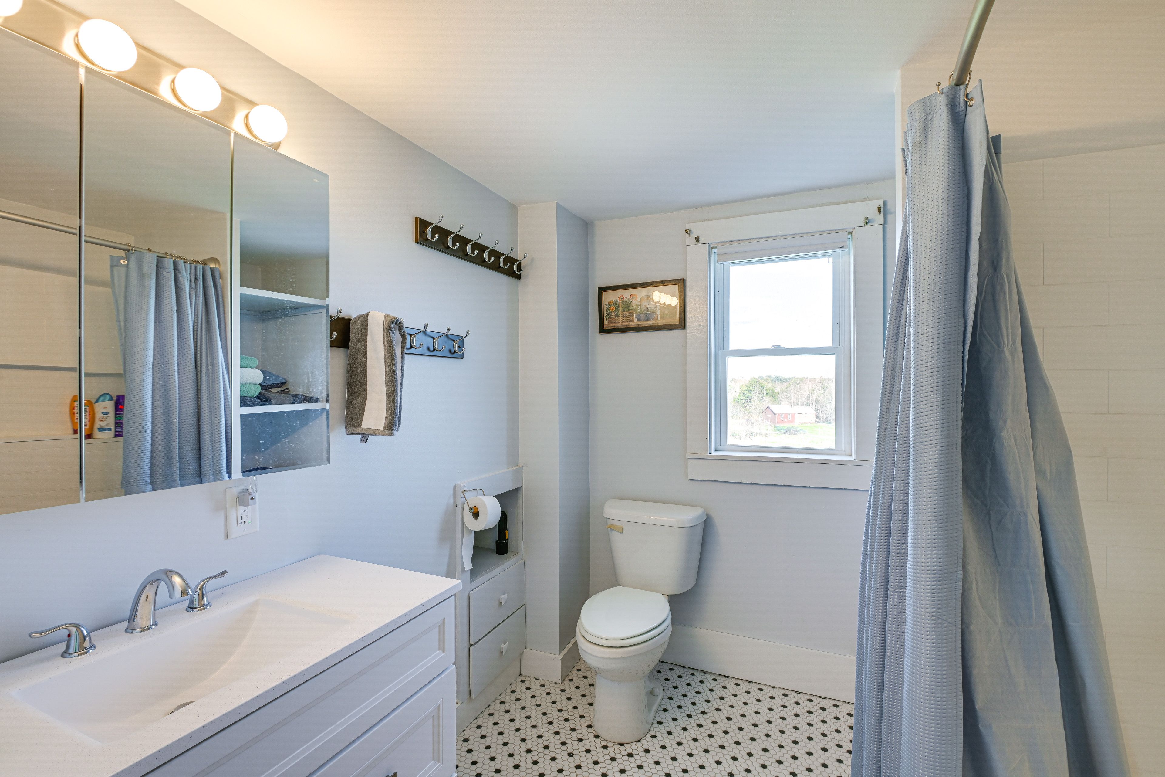 Full Bathroom | Complimentary Toiletries | 2nd Floor