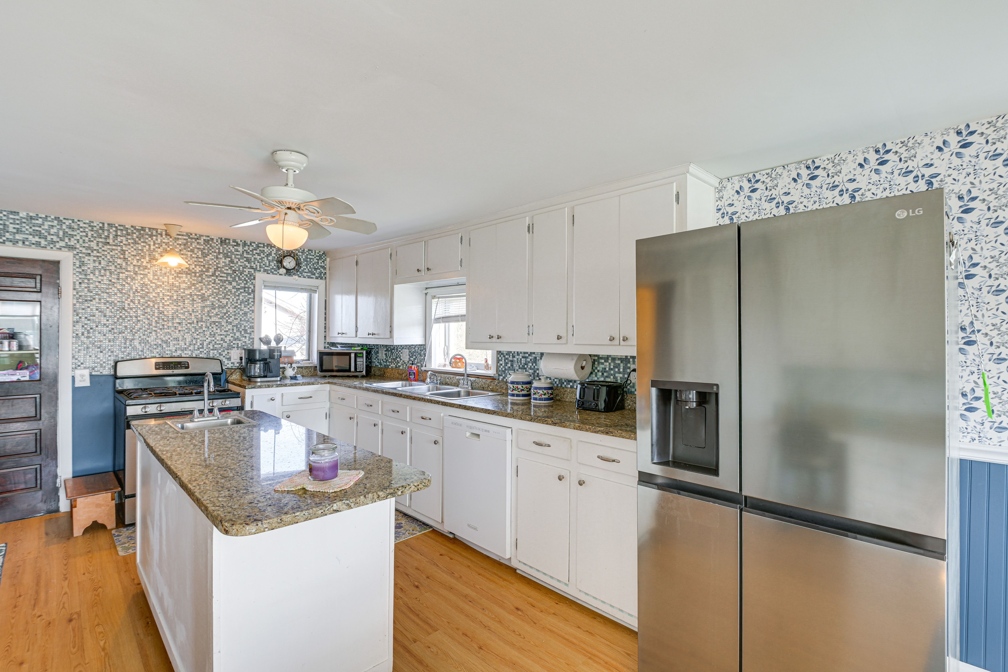Kitchen | Central Air Conditioning/Heat | Free WiFi