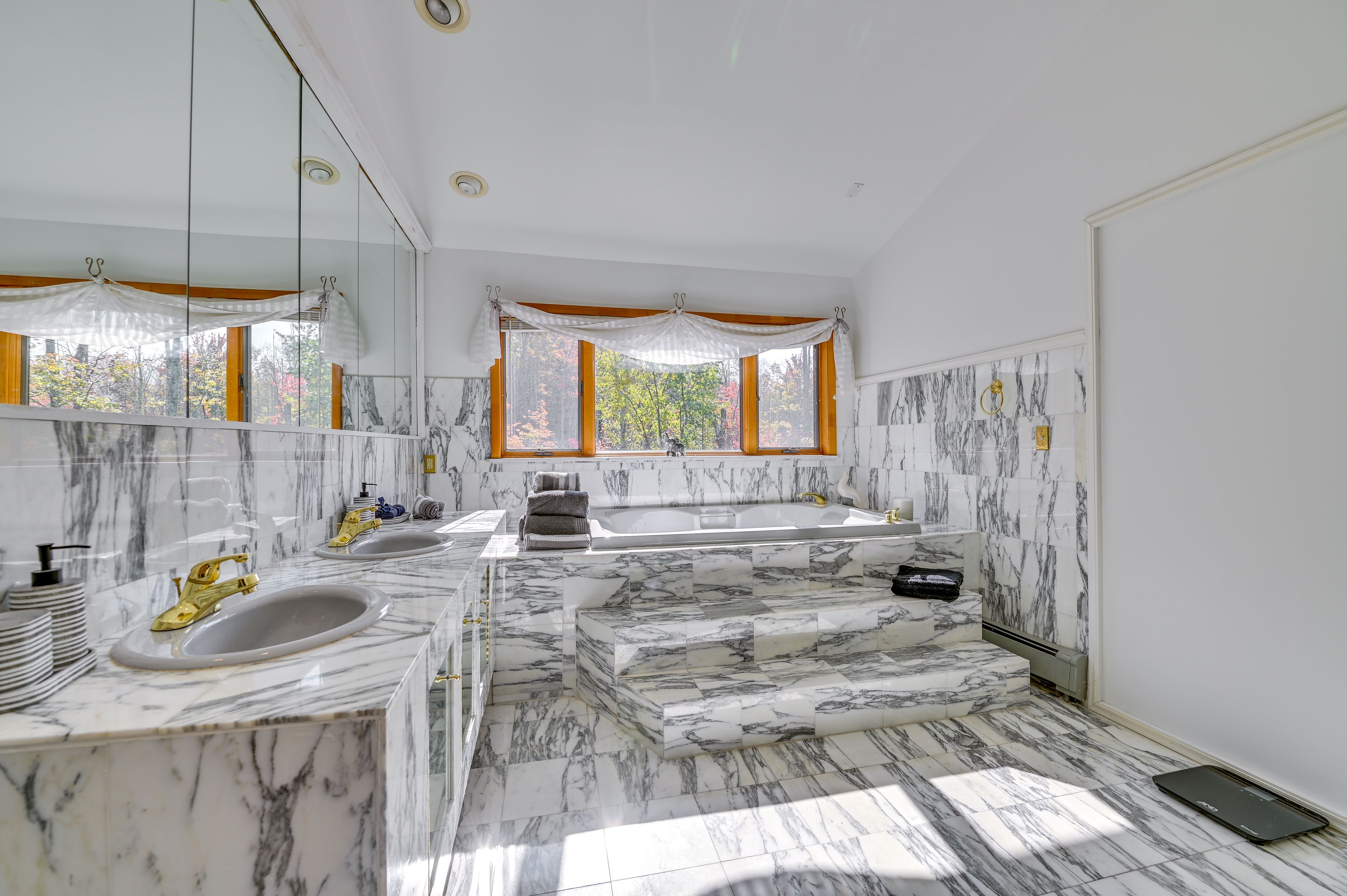 Full Bathroom | Jetted Tub | Walk-In Shower