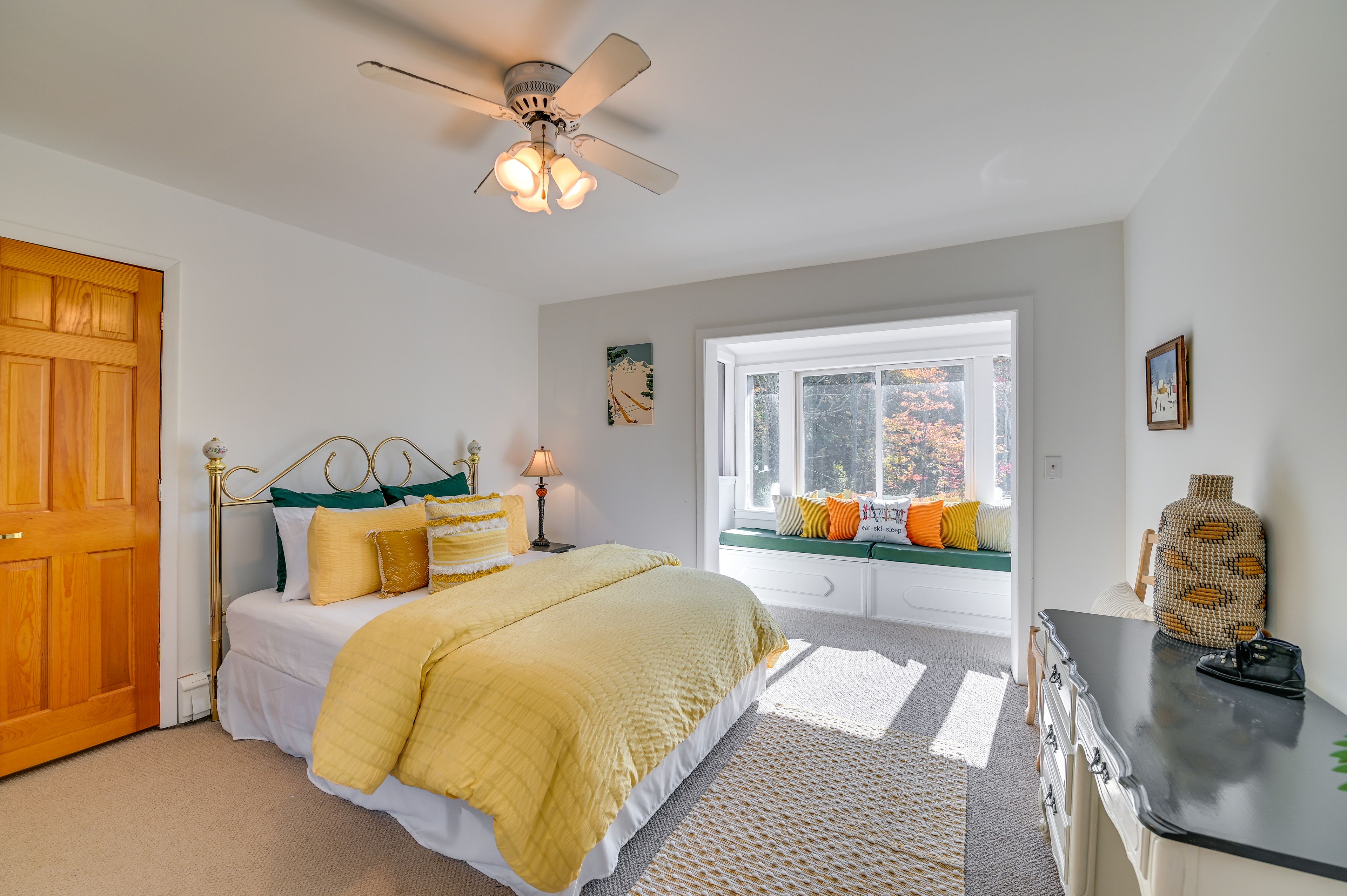 Bedroom 2 | Queen Bed | Reading Nook