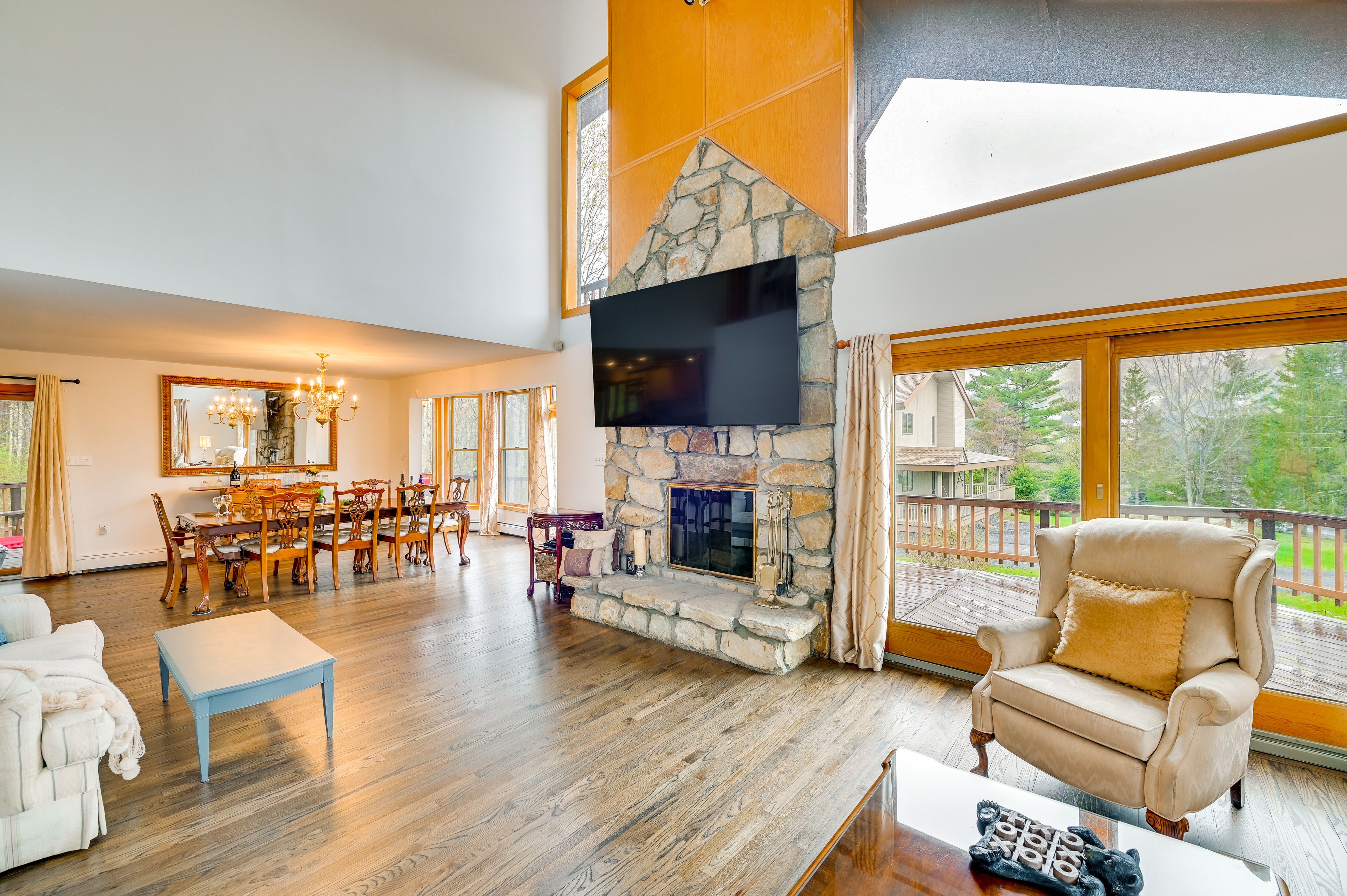Living Room | Free WiFi | Smart TV w/ Cable | Wood-Burning Fireplace