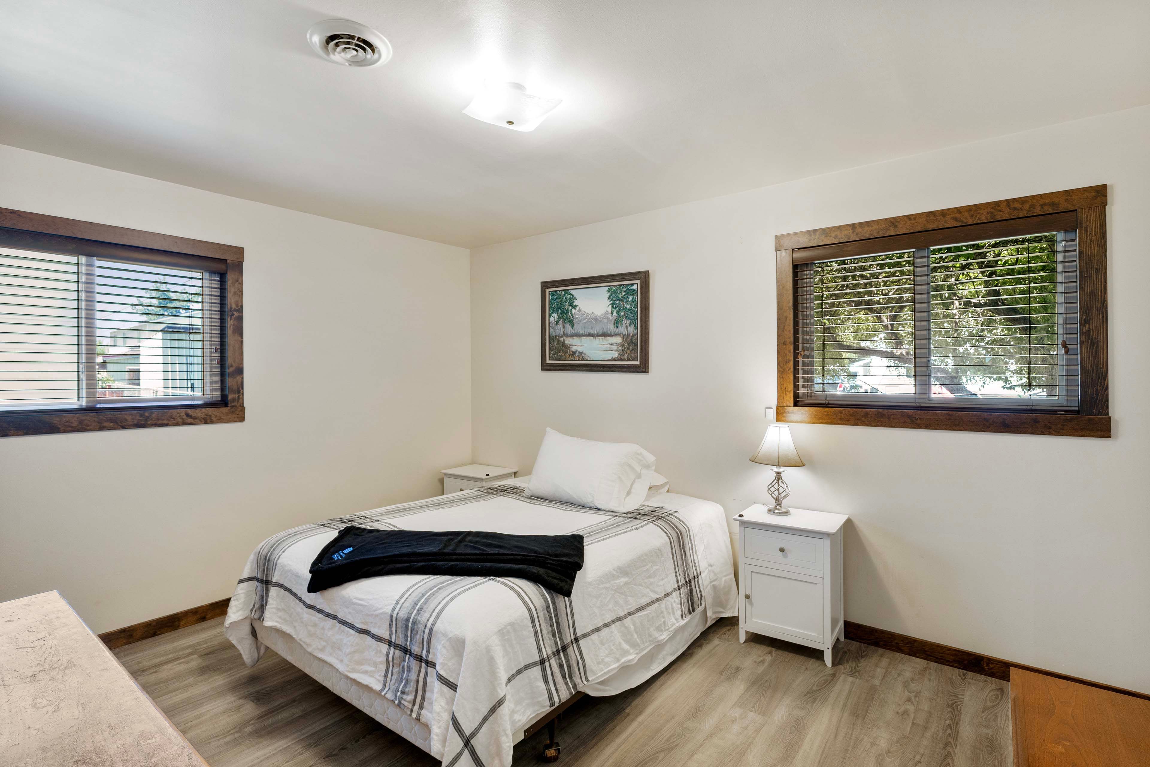 Bedroom 2 | Queen Bed