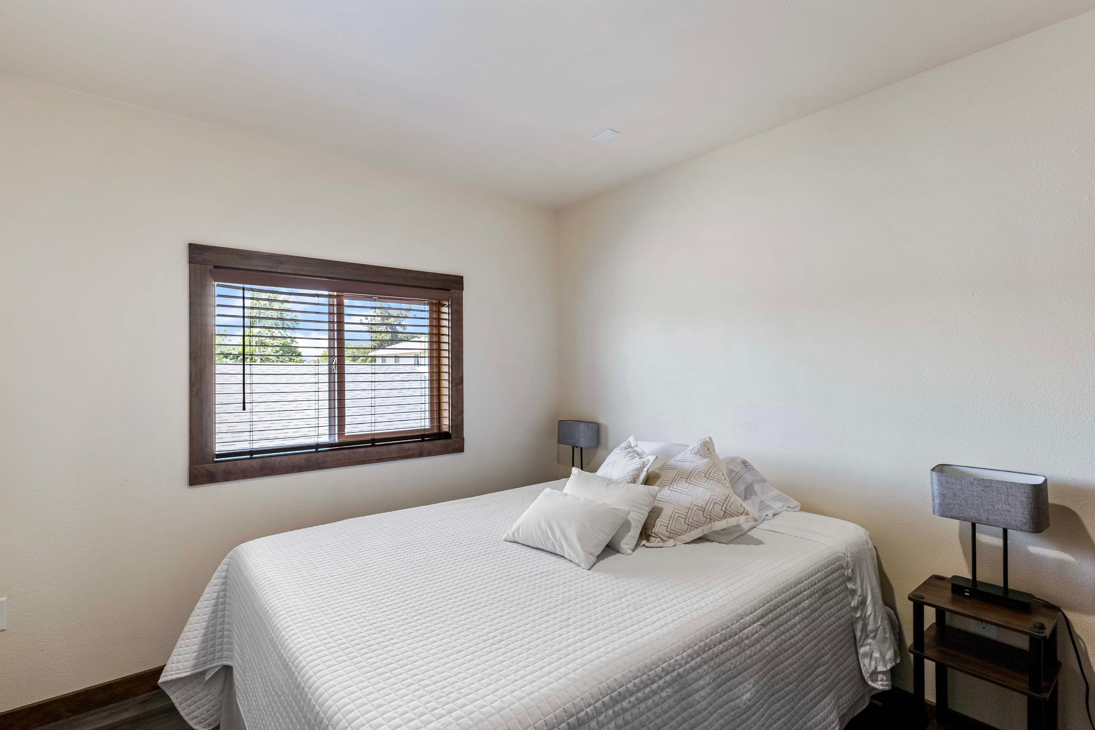 Bedroom 6 | Queen Bed
