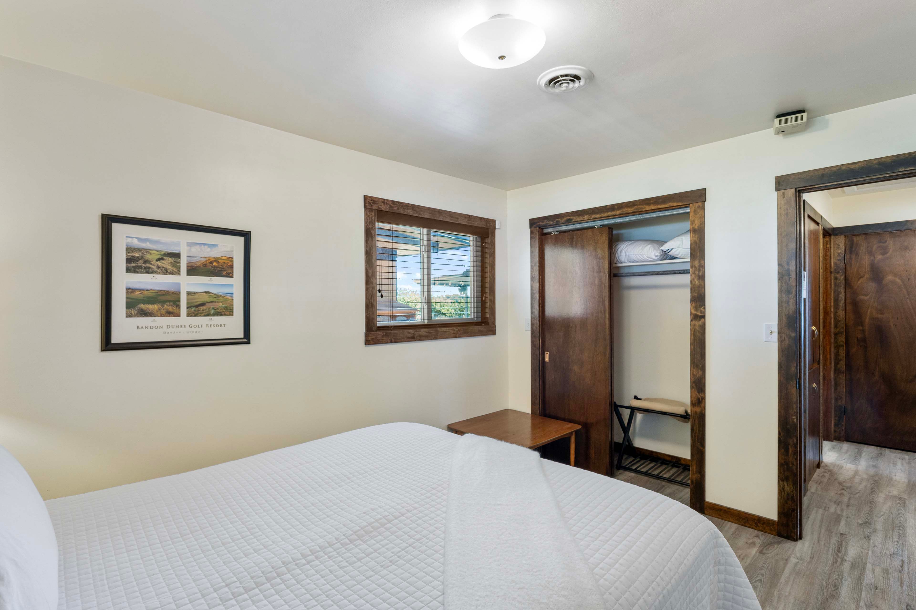 Bedroom 3 | Queen Bed