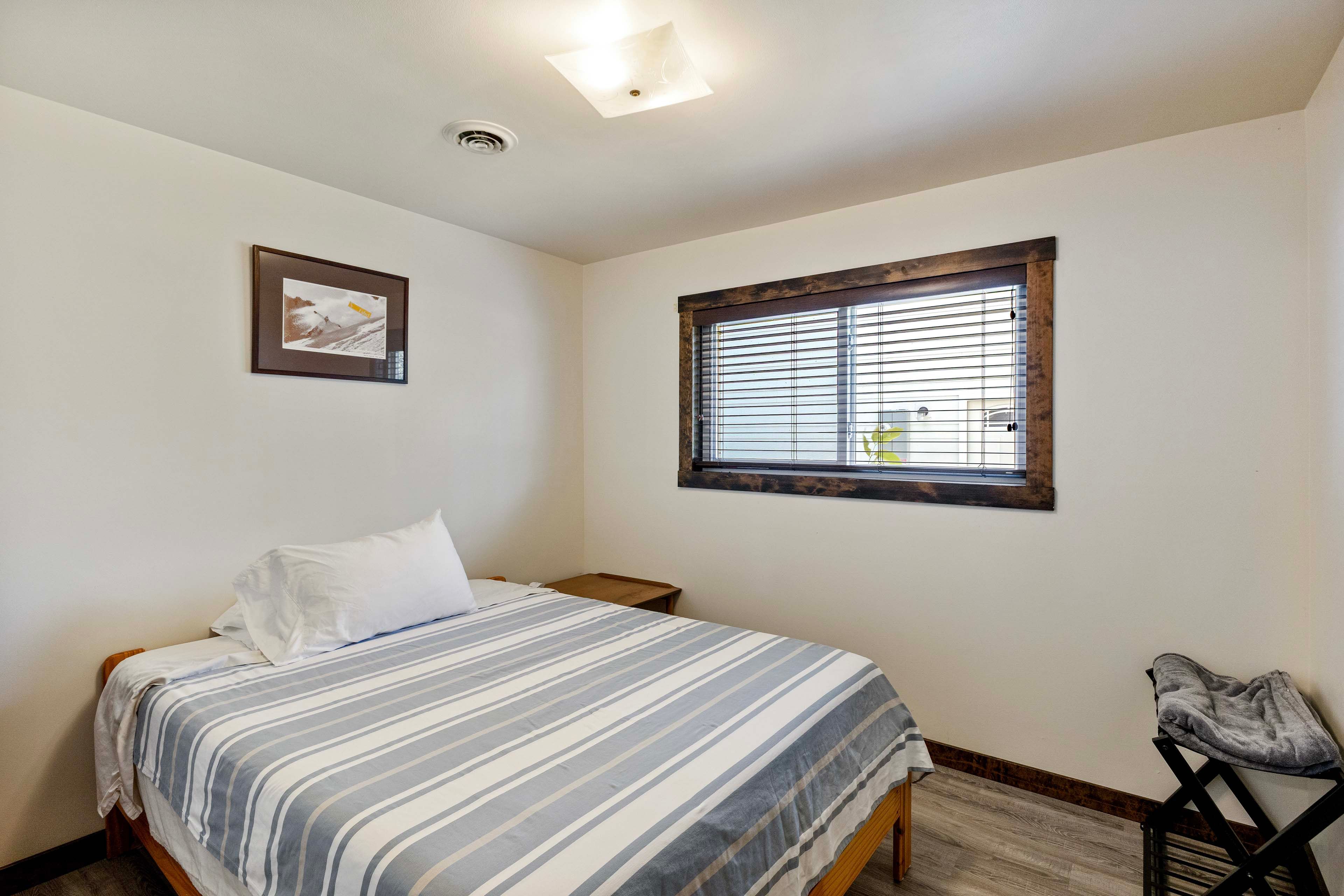Bedroom 1 | Queen Bed