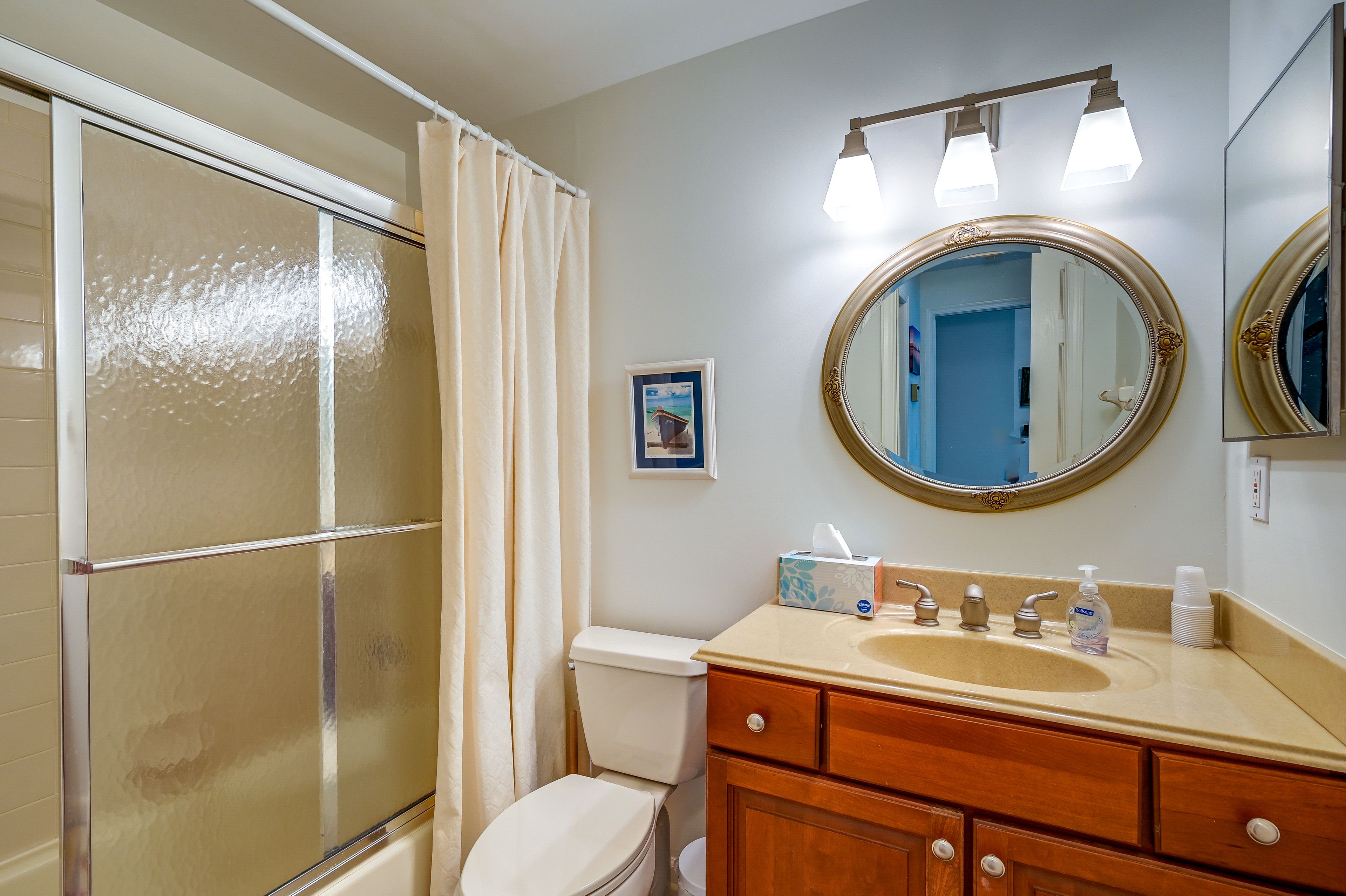 Full Bathroom | Towels Provided