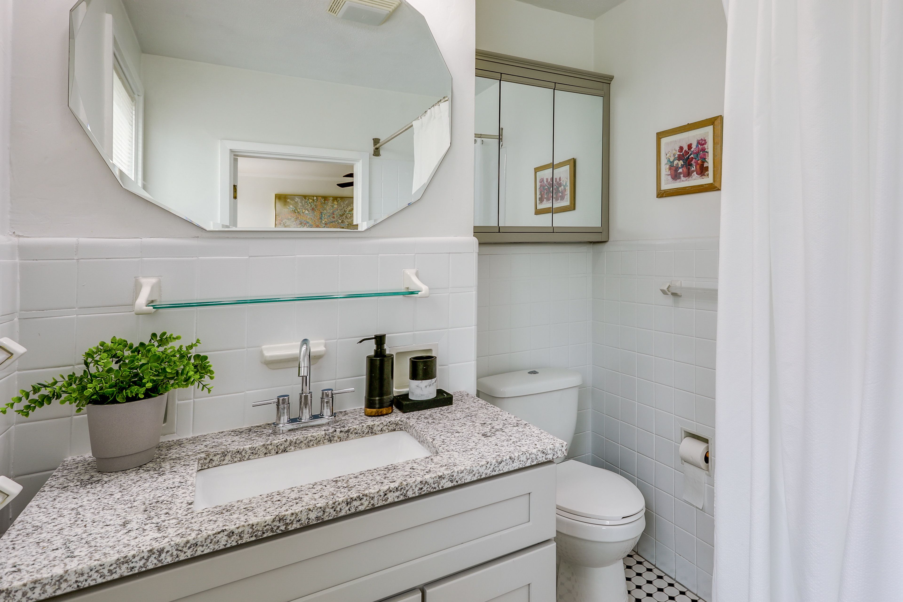 Full Bathroom | Complimentary Toiletries