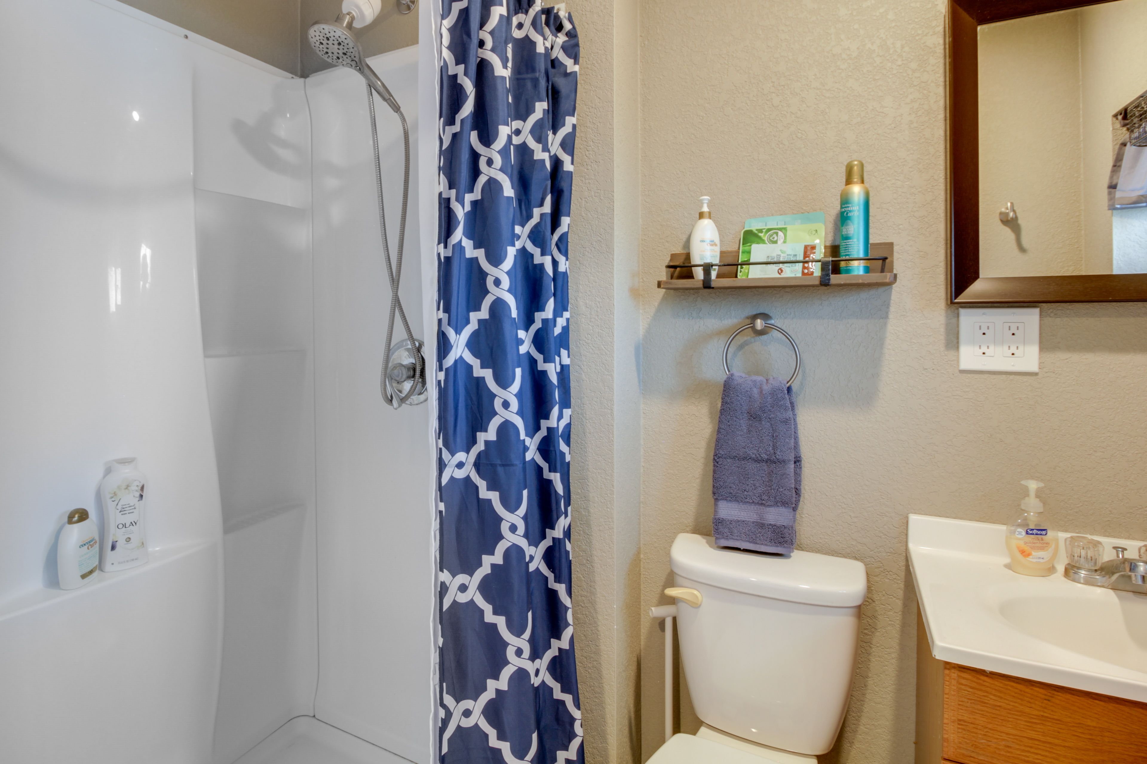 Studio | Full Bathroom | Main Level | Towels Provided | Toiletries