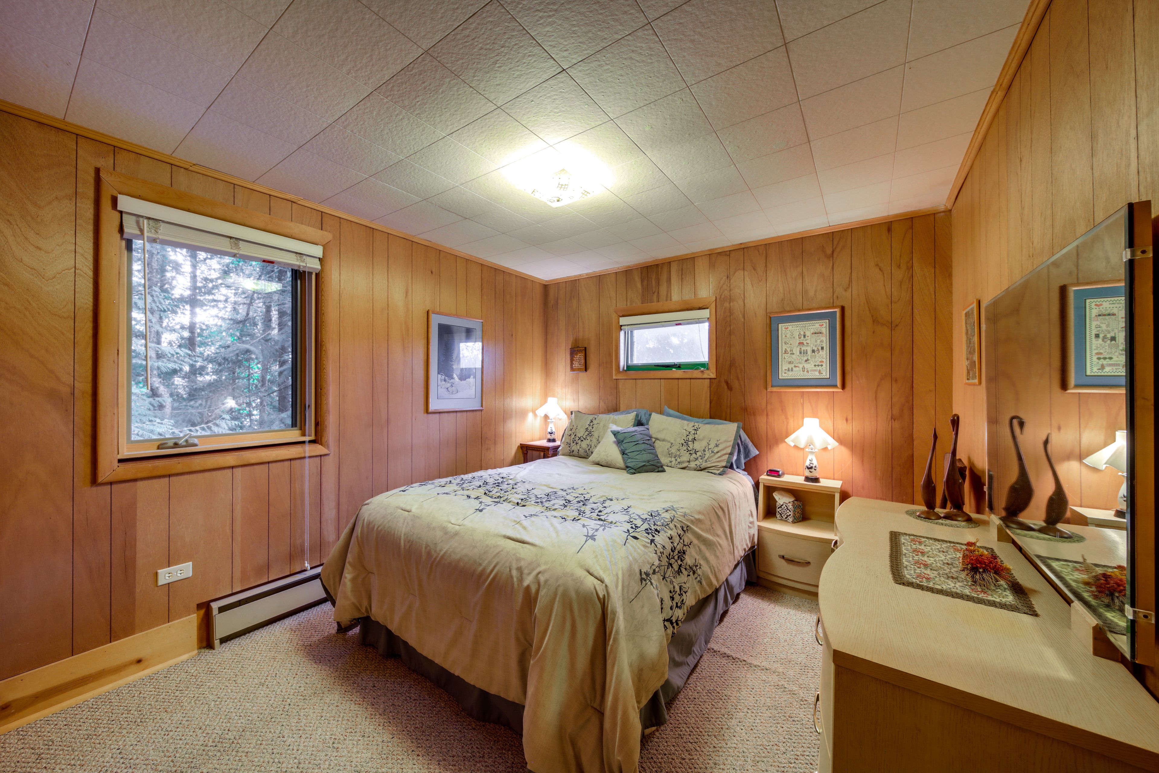 Bedroom 1 | Queen Bed | Linens Provided