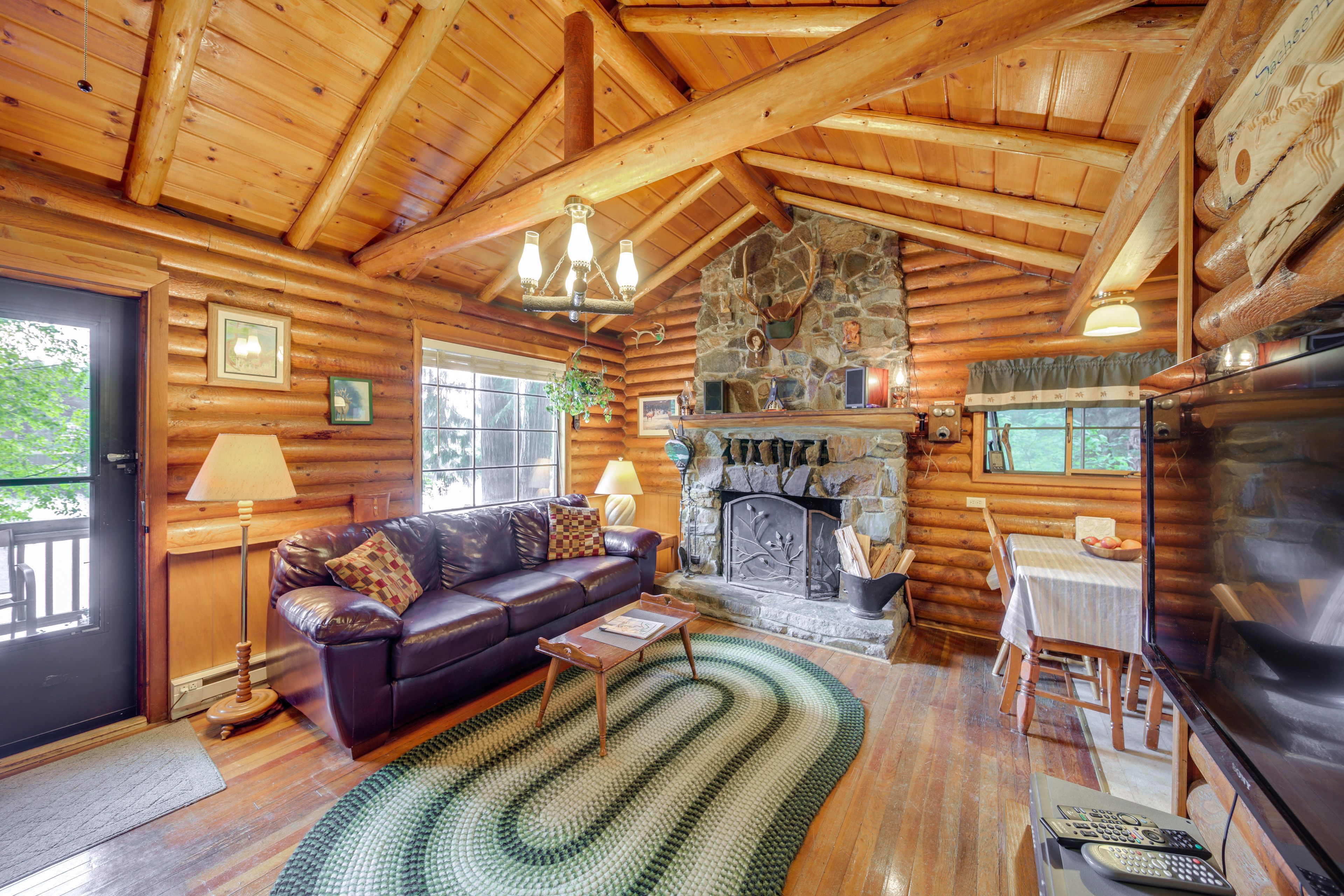 Living Room | Free WiFi | Flat-Screen TV
