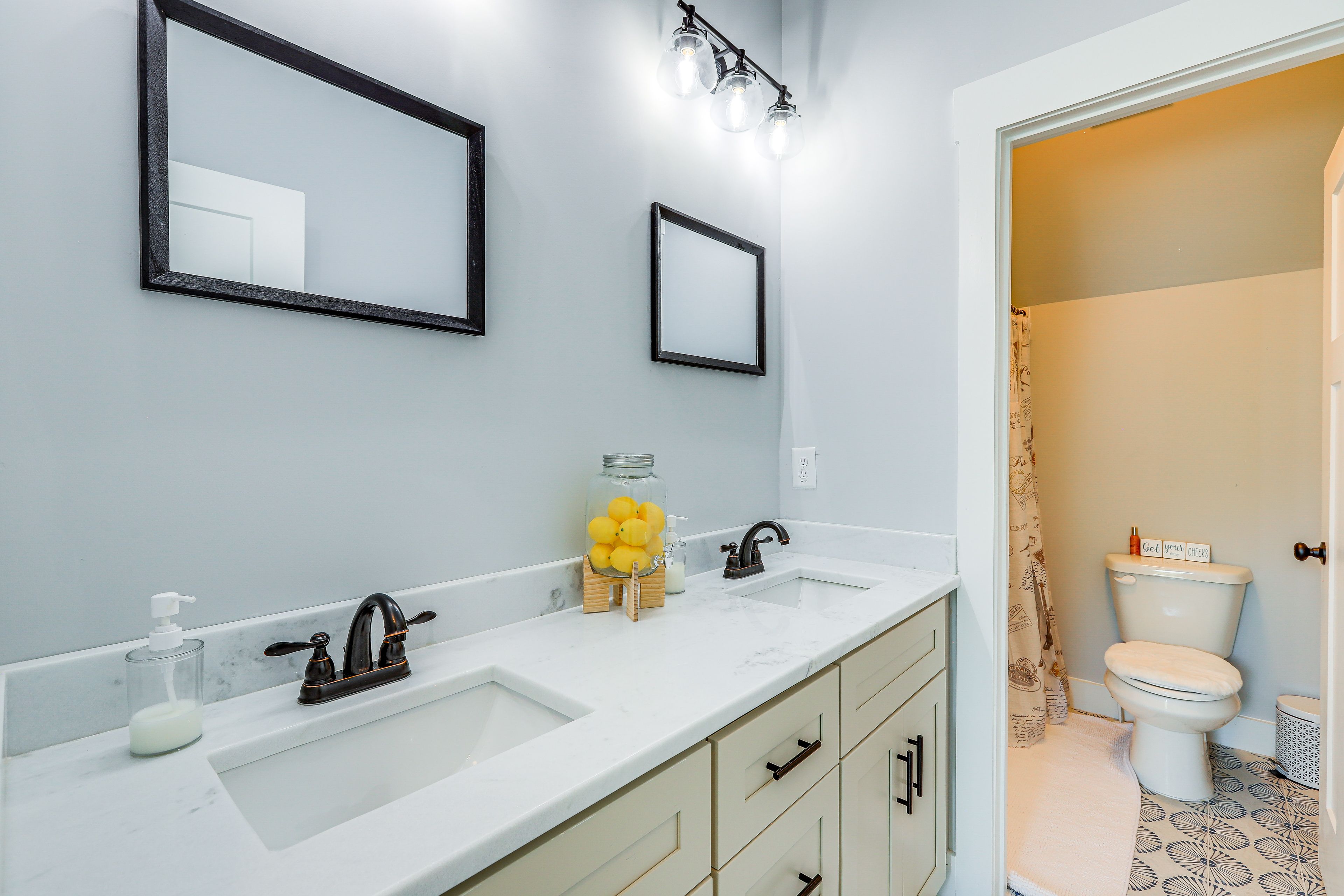 Full Bathroom | Towels Provided
