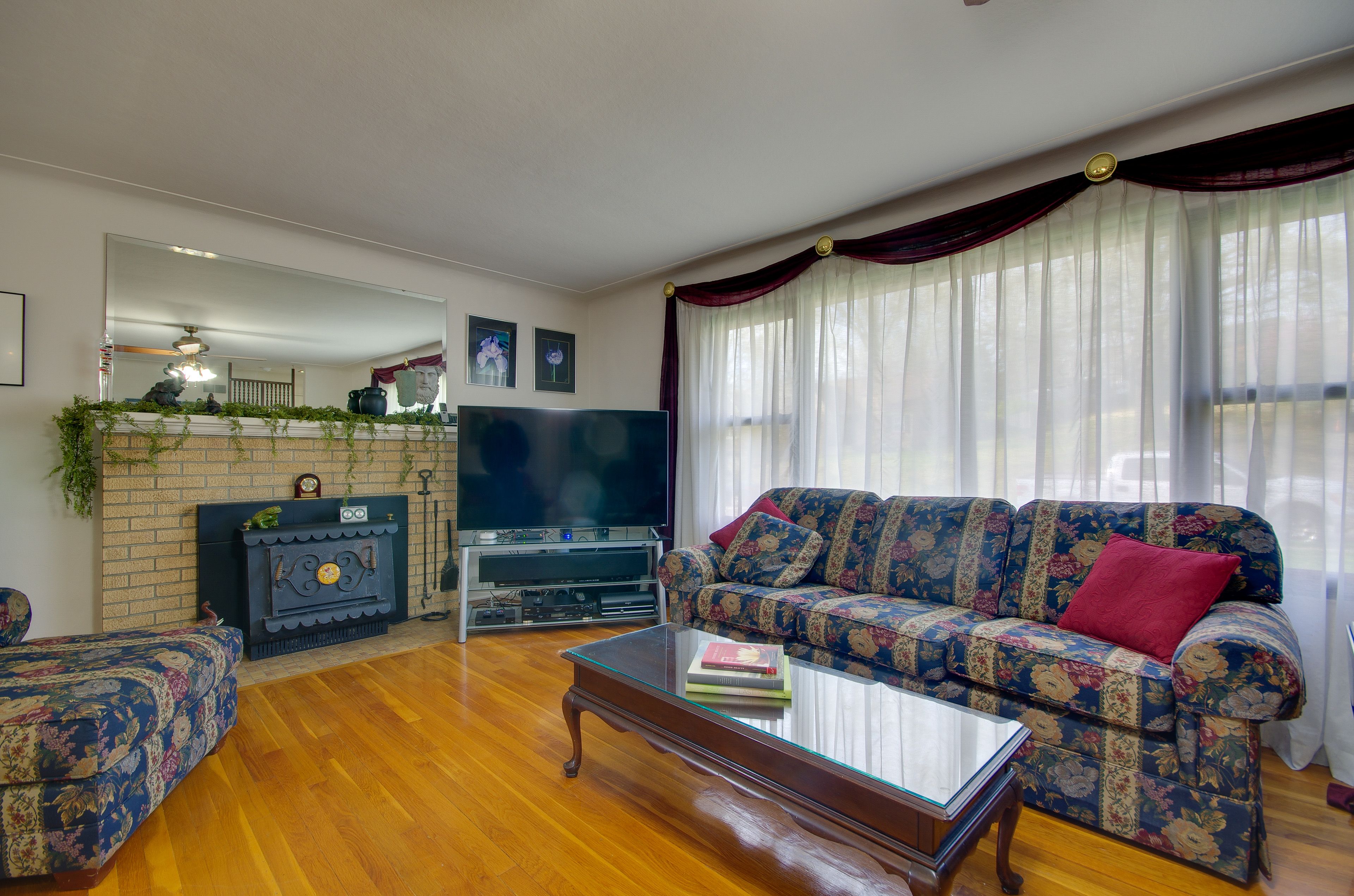 Living Room | Free WiFi | Smart TV | Central A/C & Heating