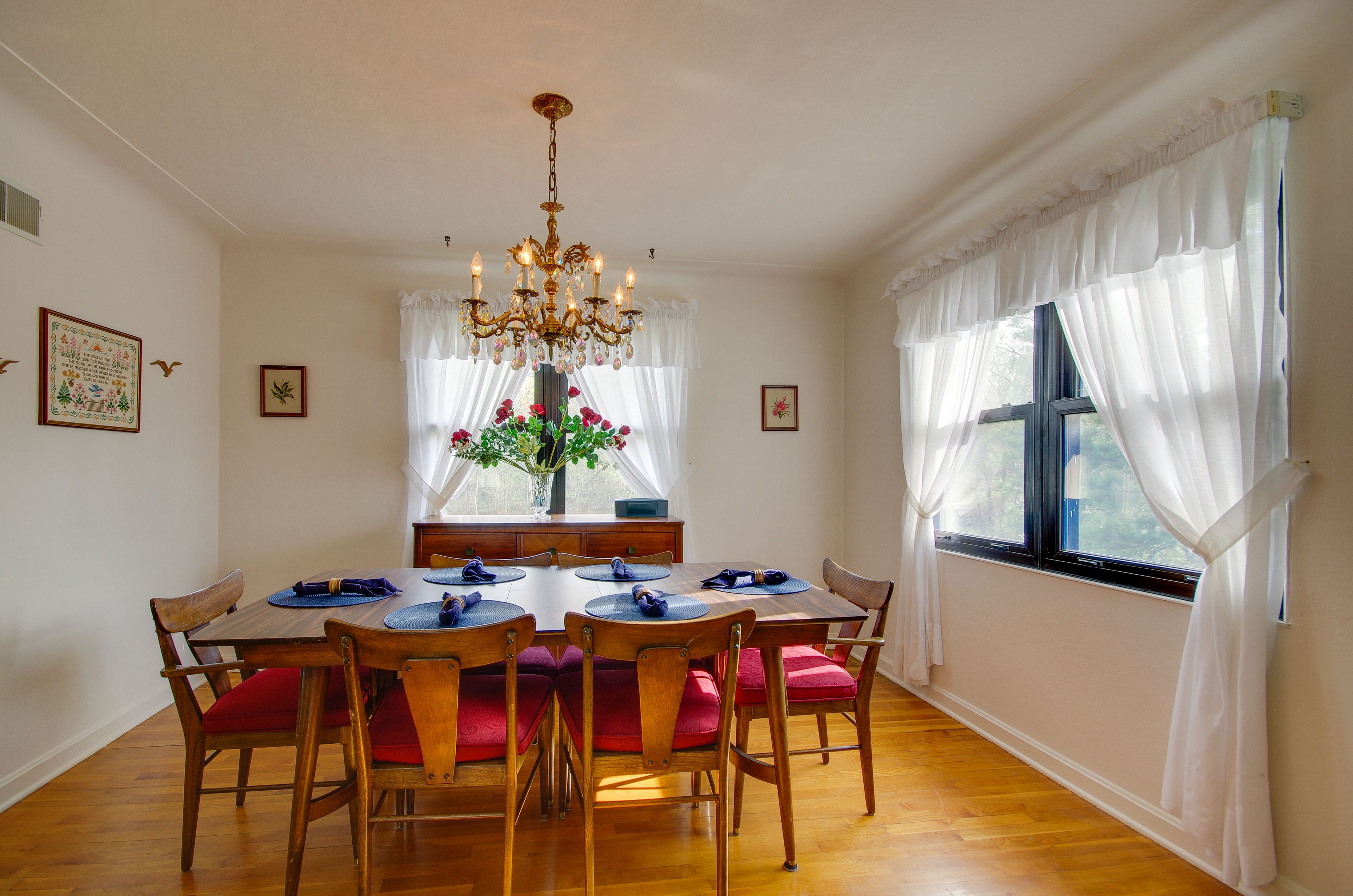 Dining Area | Dishware & Flatware Provided